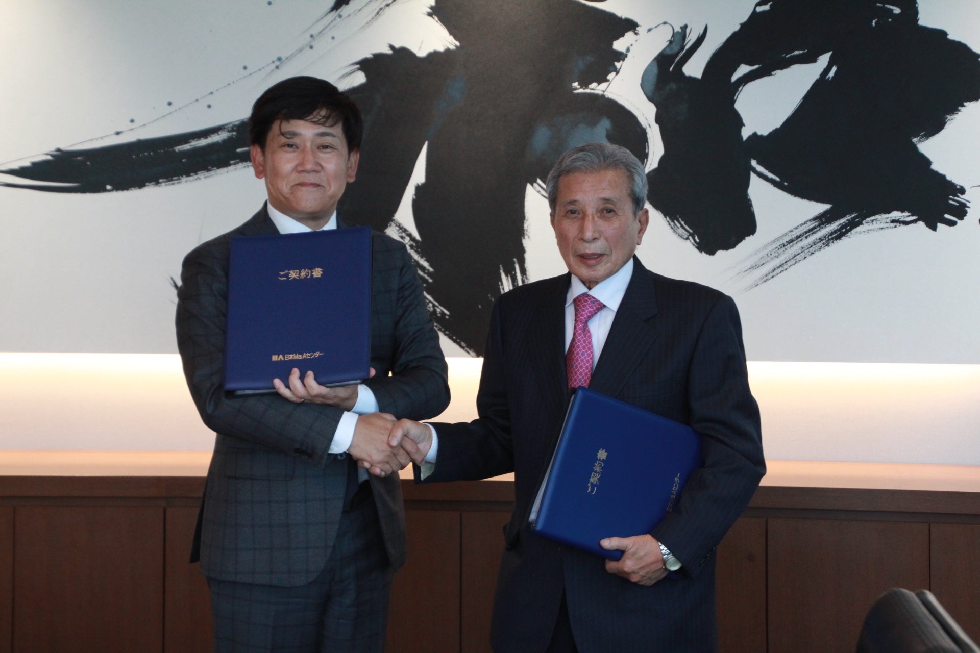 （左）新英金属株式会社　代表取締役社長 金子 豊久 様 （右）株式会社アラエ商会　代表取締役 新江 一夫 様