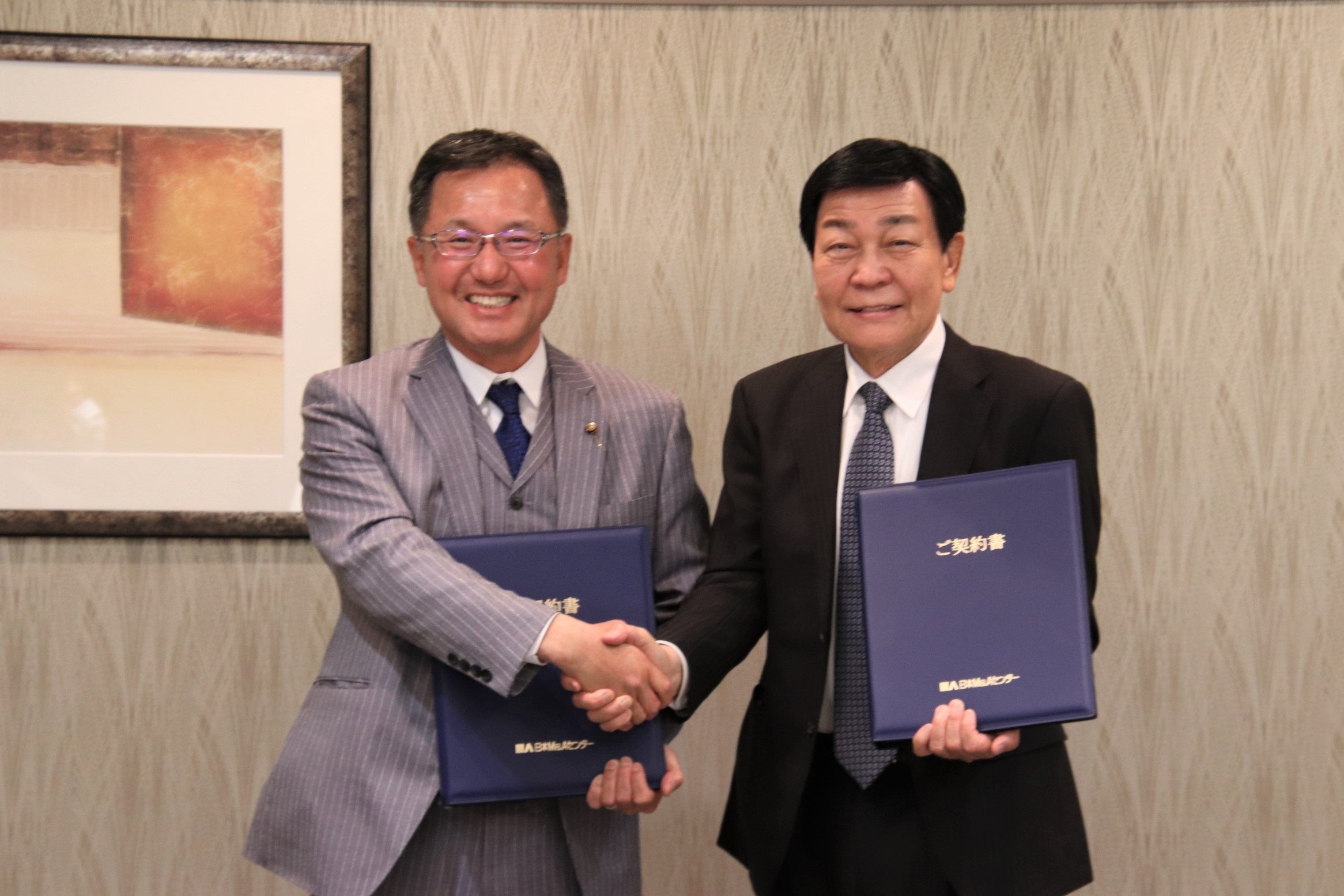 （左）ナカミライズホールディングス株式会社 代表 中村 陽公 様（右）株式会社カスタムハウジングコーポレーション 代表取締役社長 藤澤 伸安 様