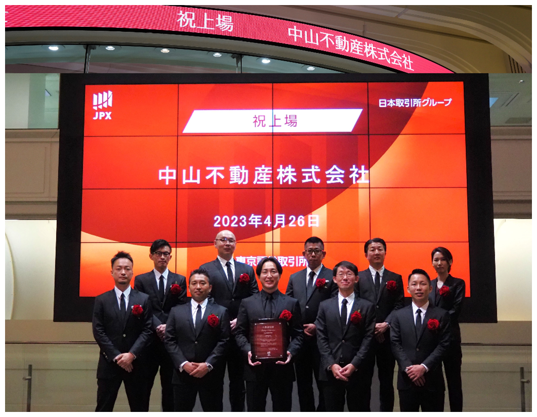 東京証券取引所で行われた上場セレモニーにて。皆様お揃いのスーツで参加されていらっしゃいました！