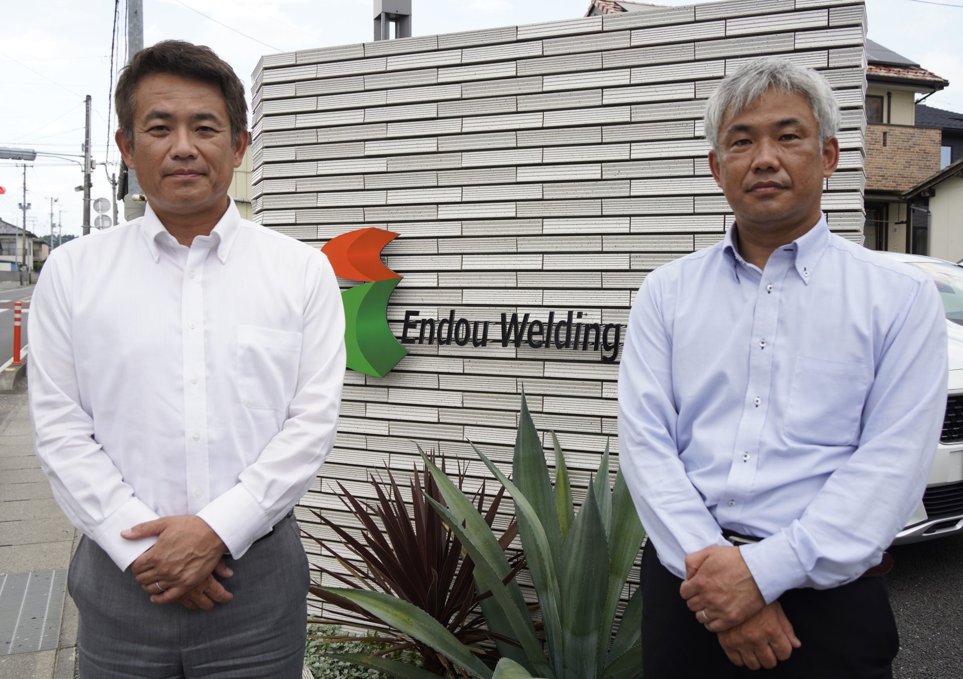 (左)エンドーウェルディング株式会社 代表取締役 遠藤 修司 様                    (右)計電エンジニアリング株式会社 代表取締役 遠藤 孝司 様(2023年7月就任)