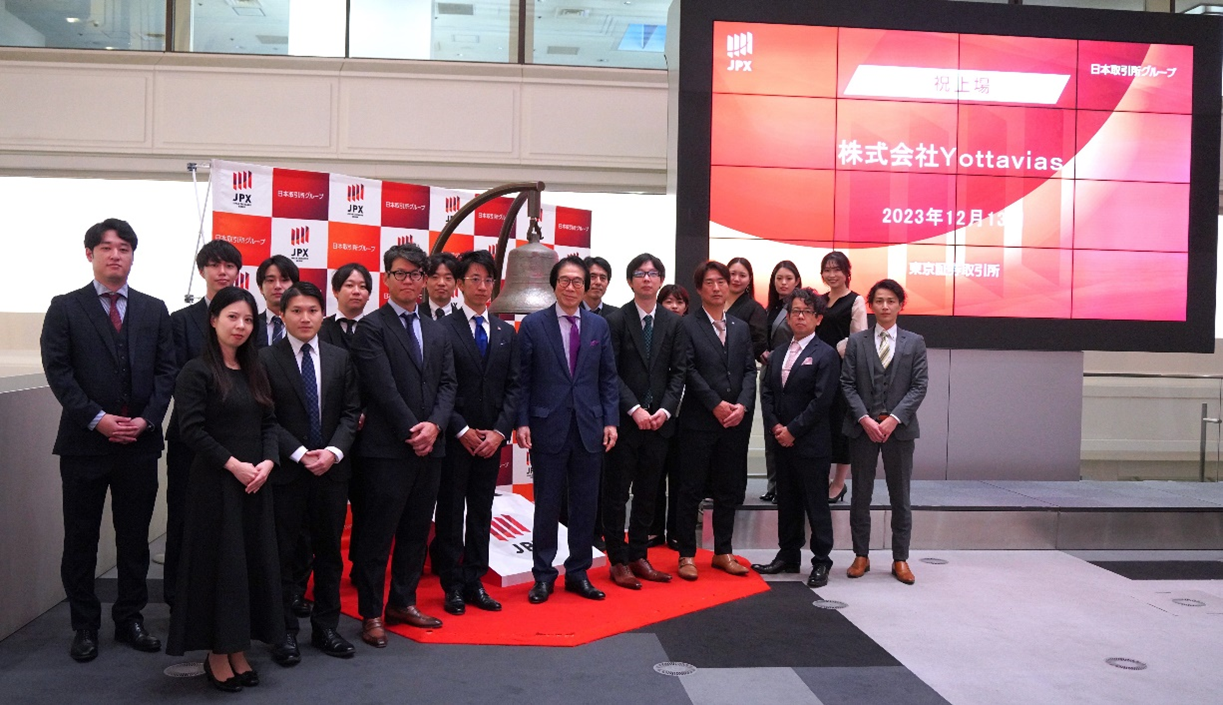 東京証券取引所で開催された上場セレモニーには髙岡社長ら総勢30名が参加されました。