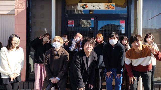 譲渡企業・MURA(岐阜県)の社員と村瀬 直人社長（右端）