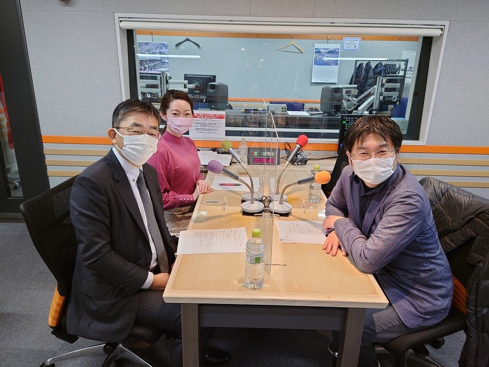 （左より）高橋誠（KDDI代表取締役社長）、松代有生、石川温