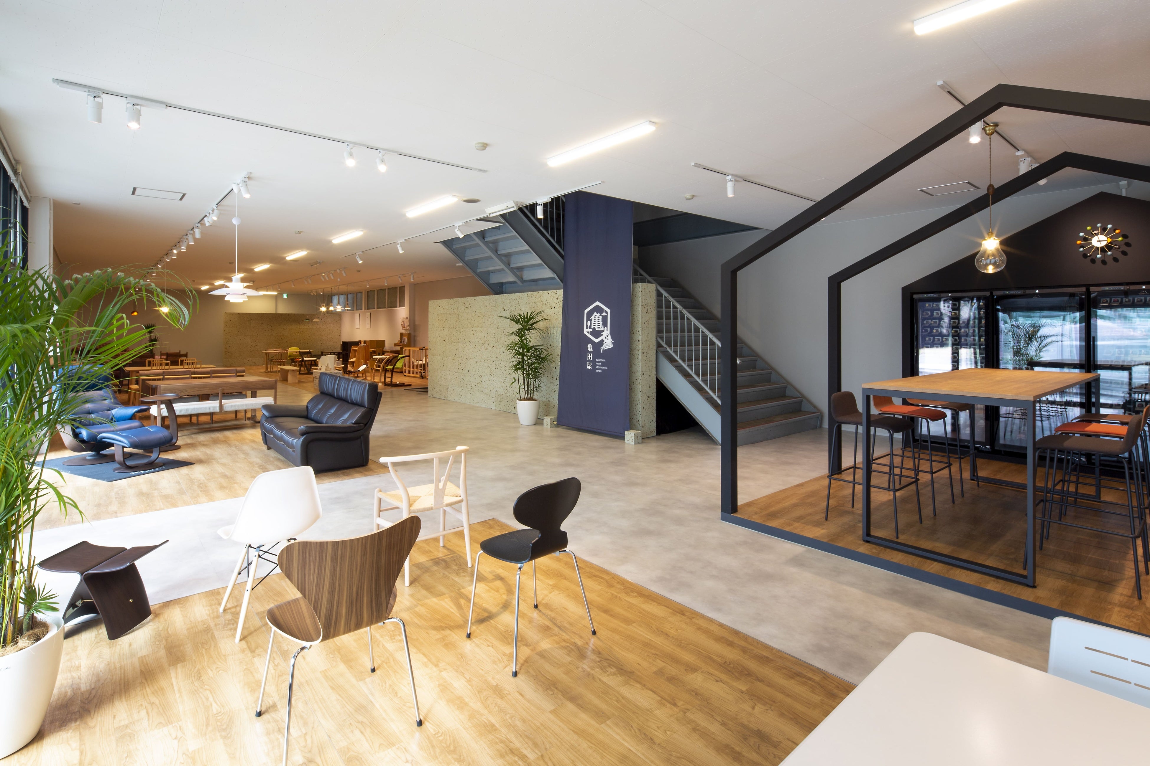 「自然と、家具とワインを。亀田屋」店内の様子