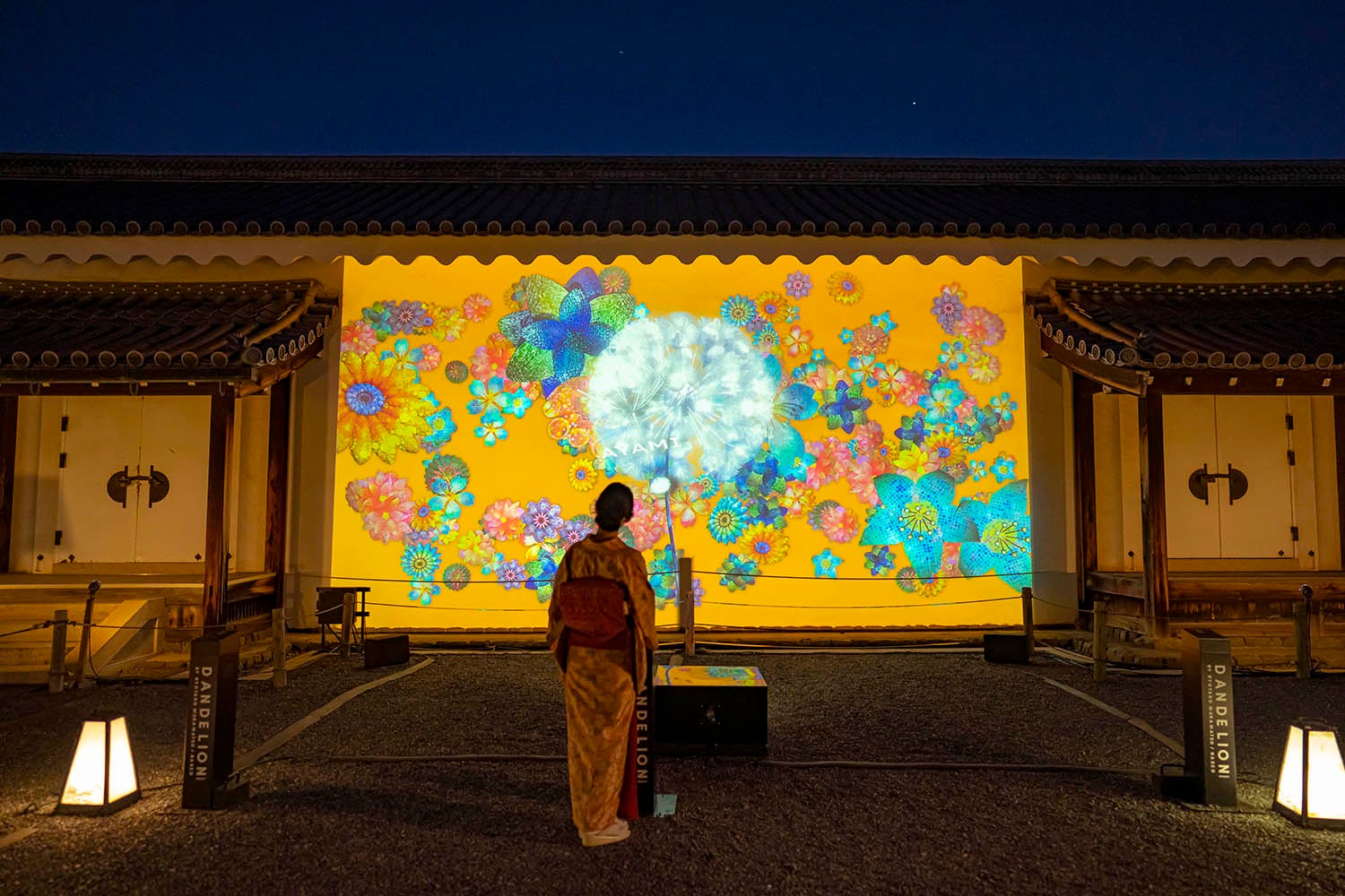 西本願寺の国宝・唐門に、世界と繋がるアートプロジェクト