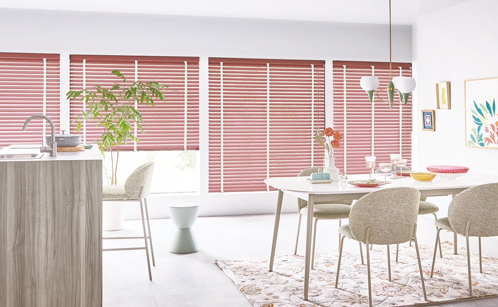 デザインブラインド「アフタービート50R」 スラット：ブリックレッド（グロスレス遮熱） ラダーテープ：オフホワイト 木部材：マルーン
