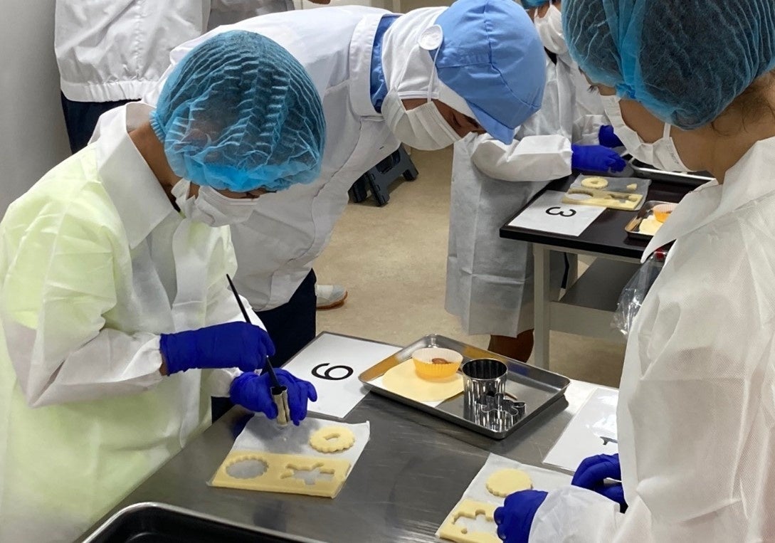 型抜き体験の様子