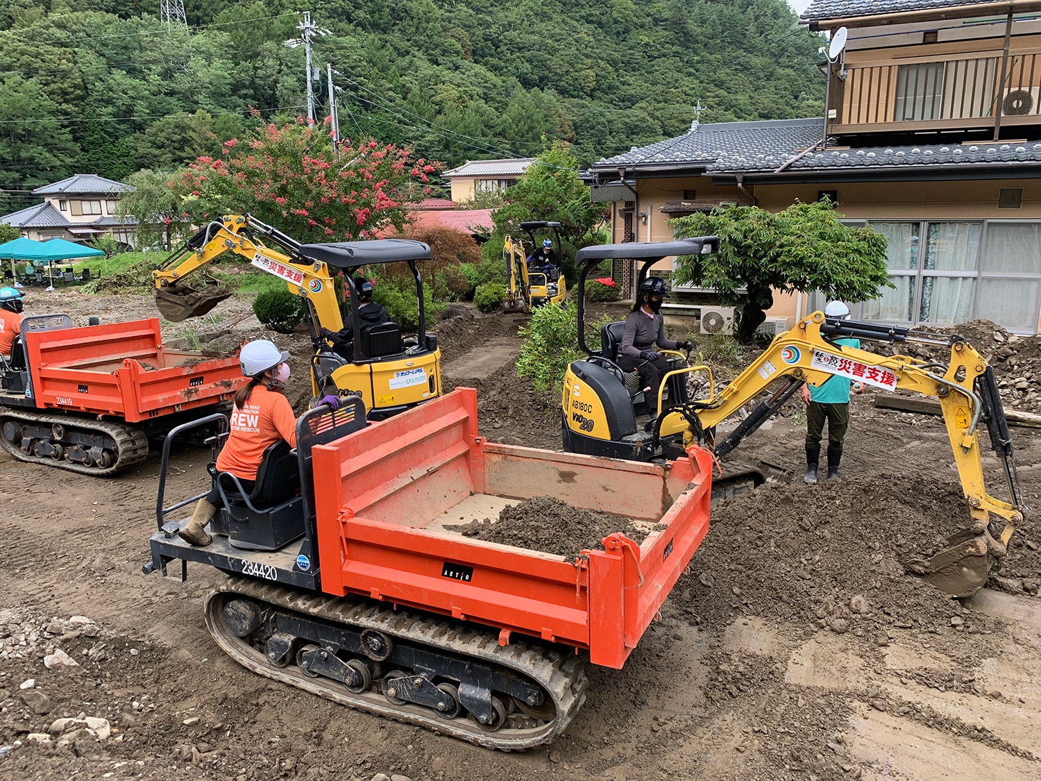 土砂災害現場で活動する様子(2021年7月長野県辰野町)