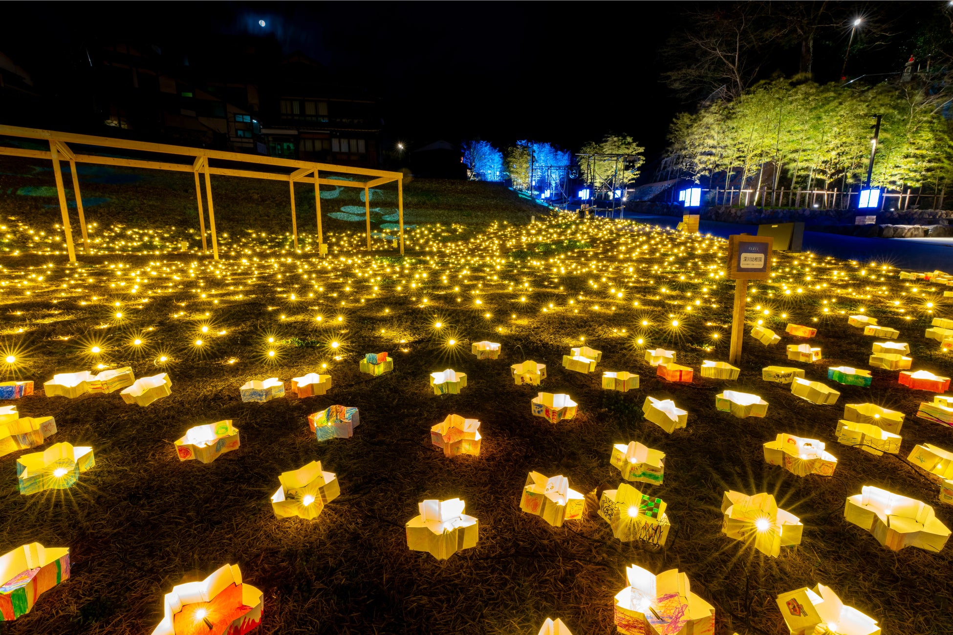 約3,000個のあかりがお出迎え・みすゞのお庭エリア