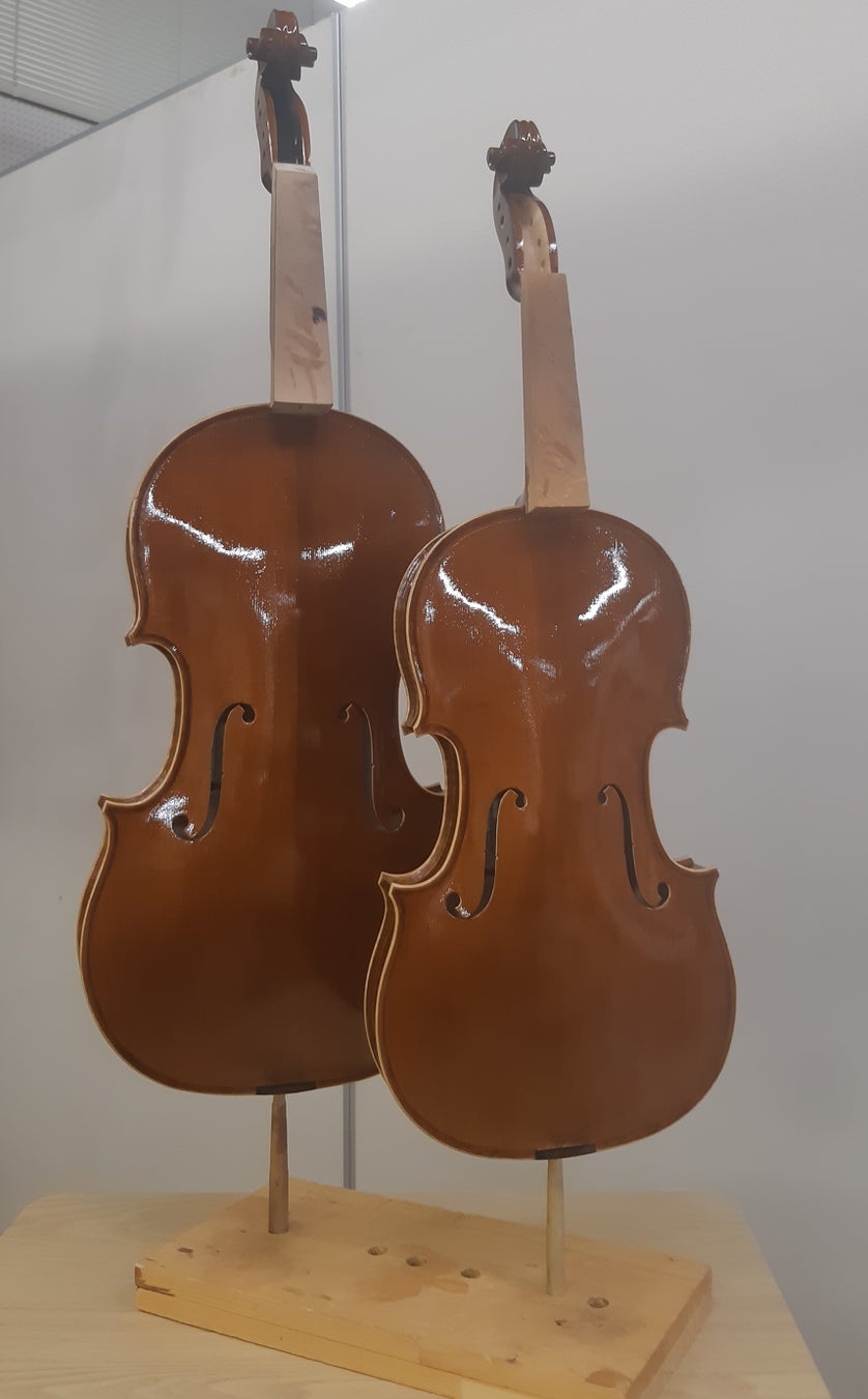 現在製作中のヴァイオリンとヴィオラ。ヴィオラの方が 一回り大きい