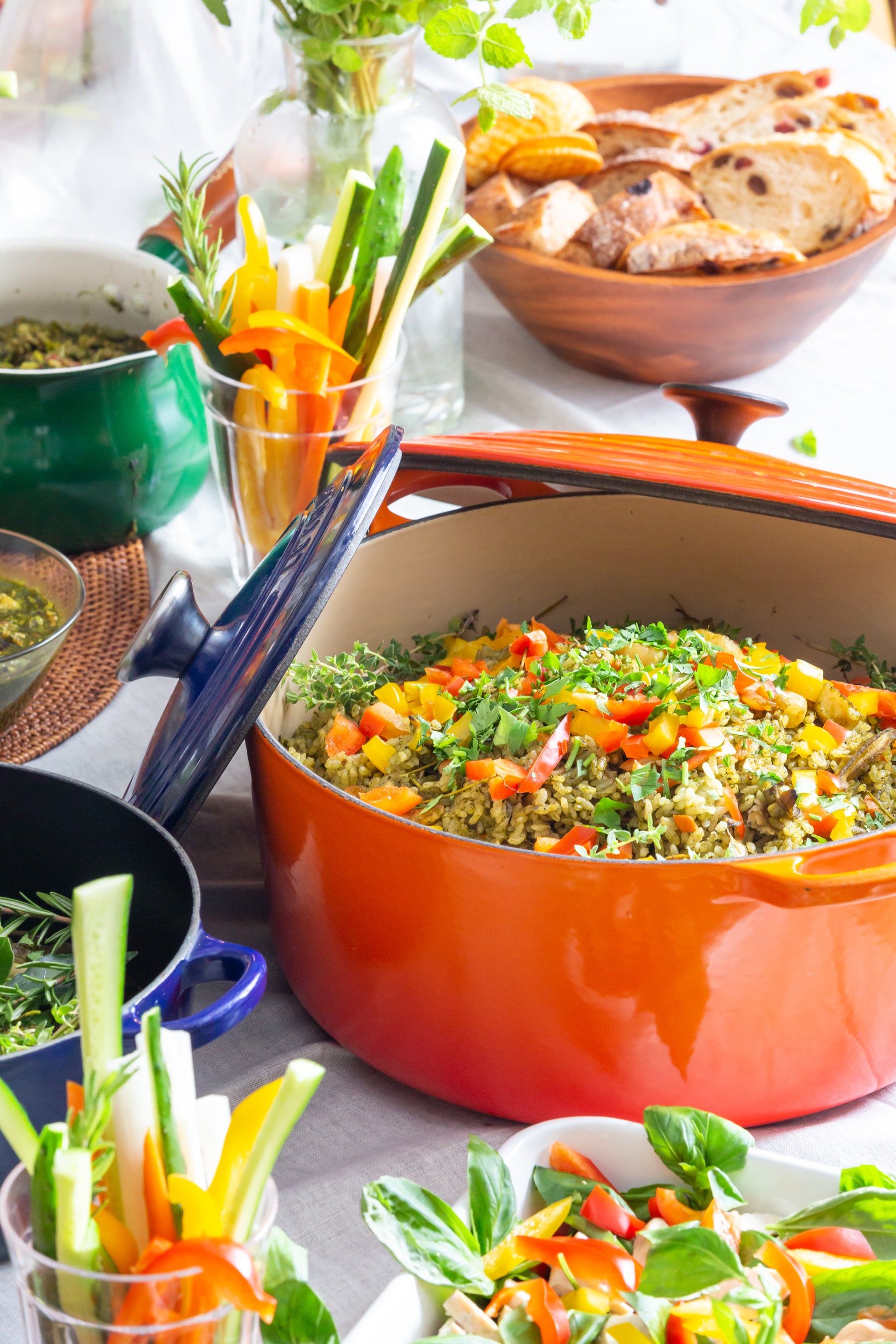 カラフルで鮮やかな色彩のハーブ料理の数々に思わず参加者の皆様から歓声が。普段なかなか見る機会のない大量のハーブによって会場全体がハーブの優しい香りに包まれていました。