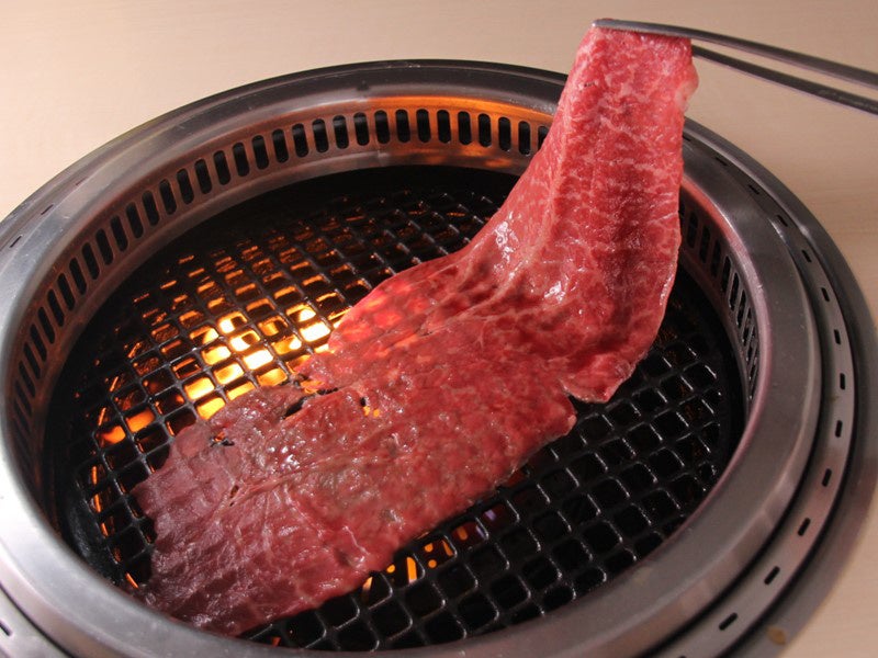 はみ出る阿波黒牛の炙り肉をサッと炙って