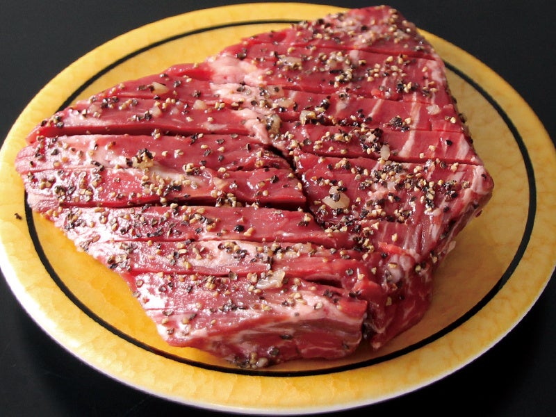 黒胡椒まみれの牛ハラミステーキ