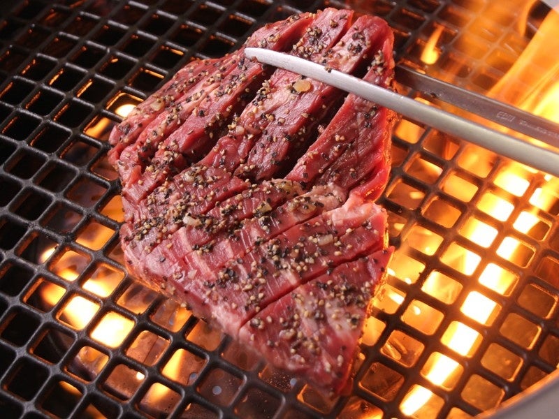 黒胡椒まみれの牛ハラミステーキ