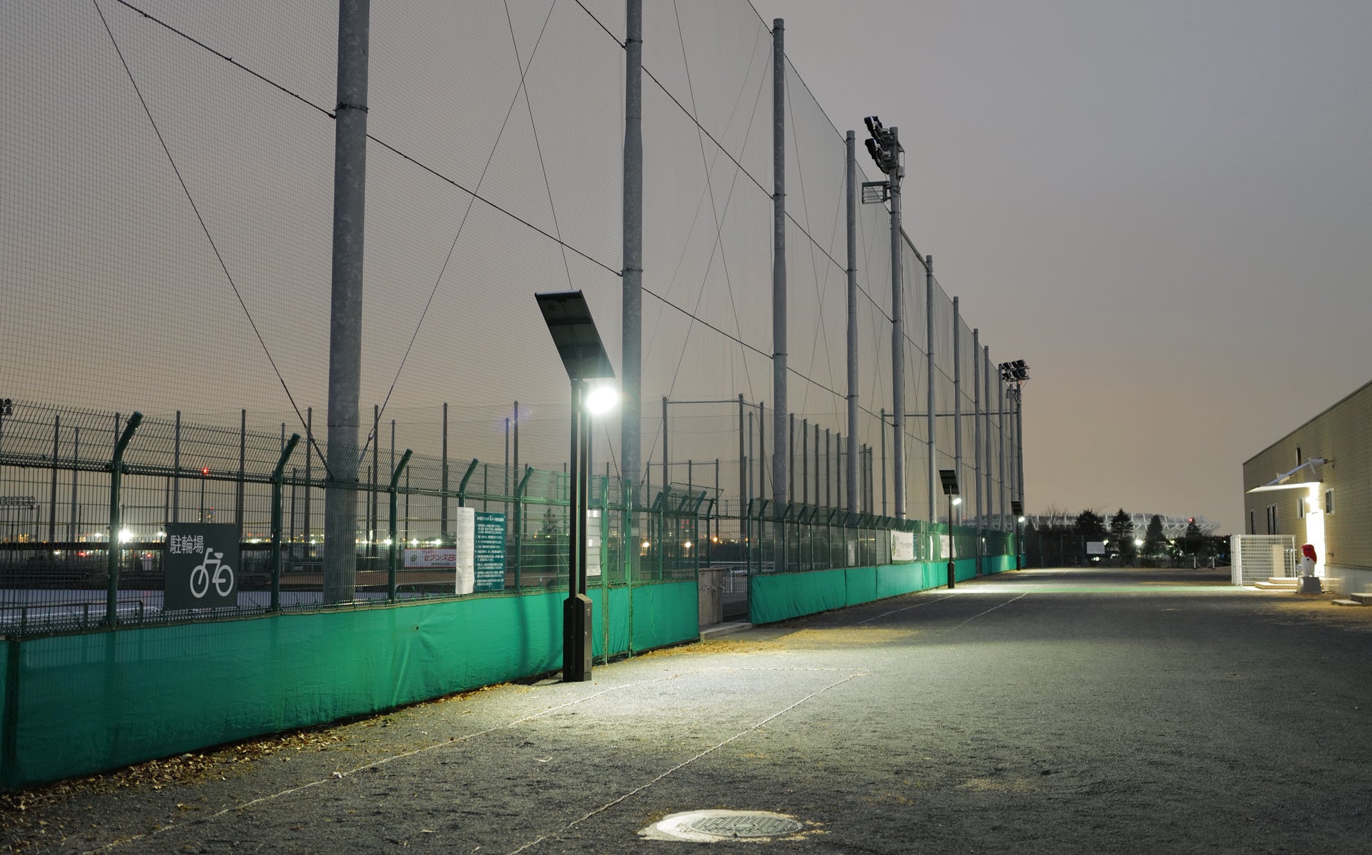 府中朝日フットボールパークへ納入されたソーラー照明灯