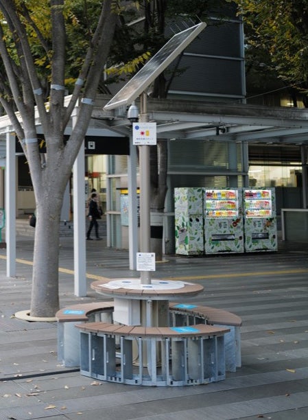 さいたま新都心駅へ設置されたソーラー充電ステーション「卓憩（たっけい）」