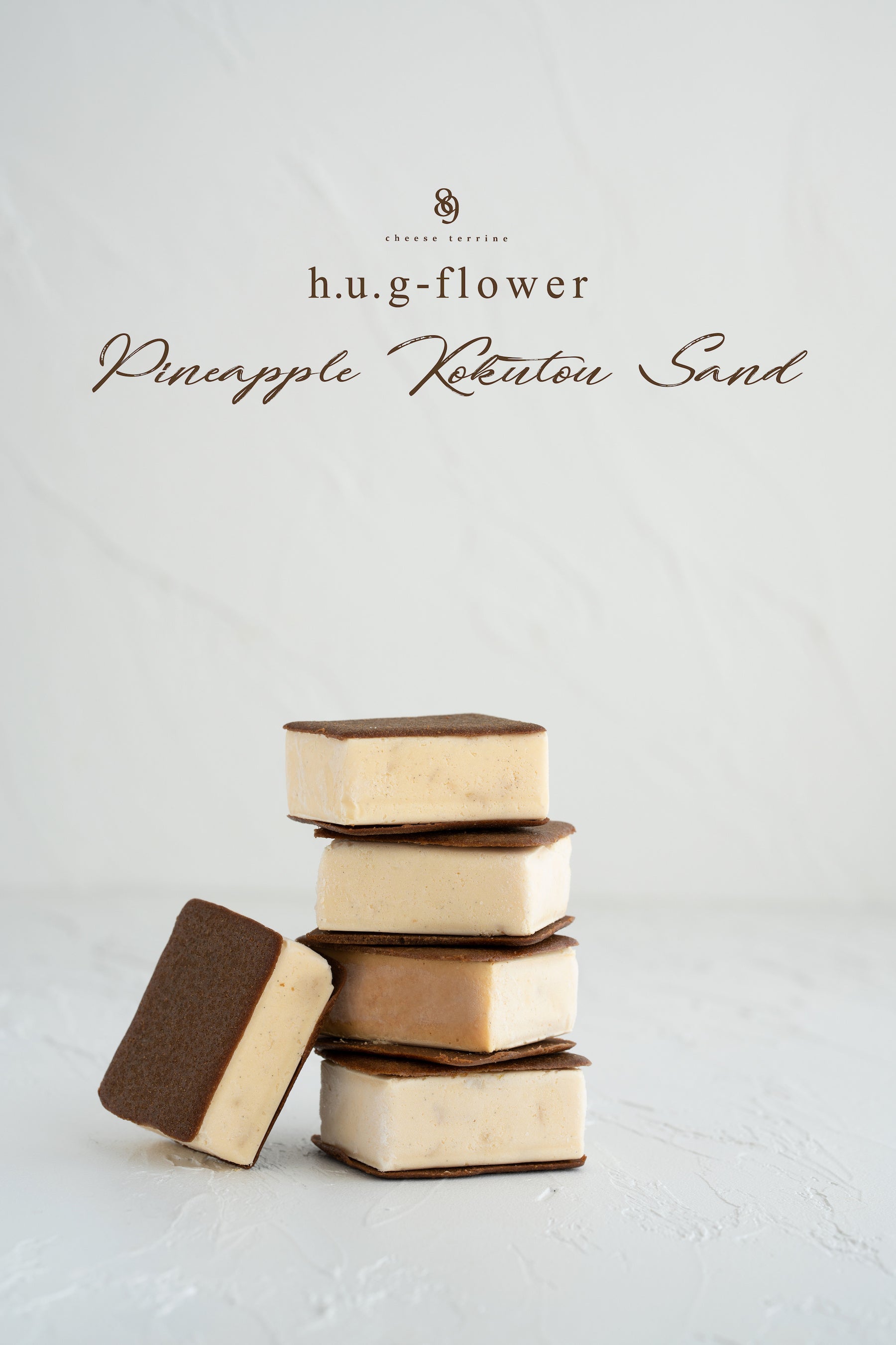 与那国島産の純黒糖を使ったラングドシャでサンド