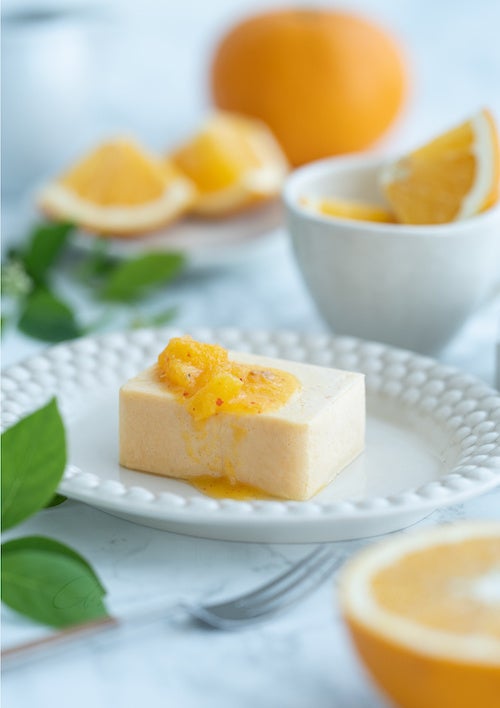 果肉ソースが別添となった甘夏チーズテリーヌ