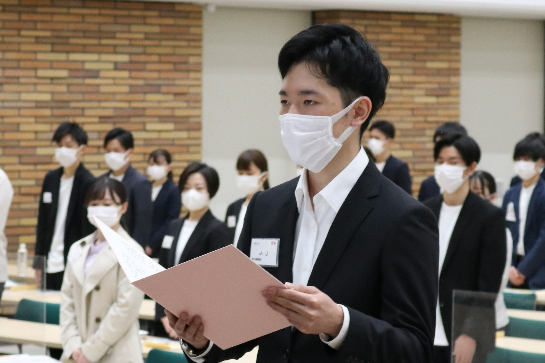誓いの言葉を述べる新メンバーの秦 健太