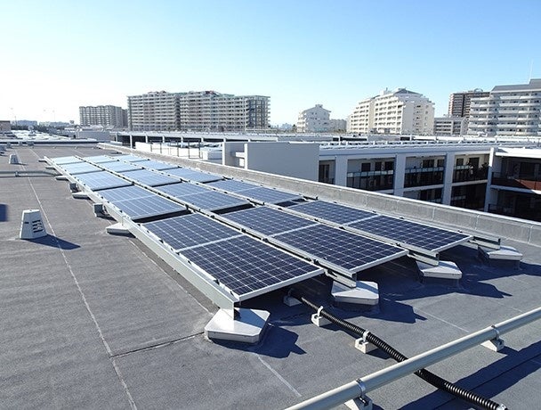 店舗屋上には400枚の太陽光パネルを設置 店舗の年間電力使用量の約22%を賄う (画像はカインズ朝霞店)