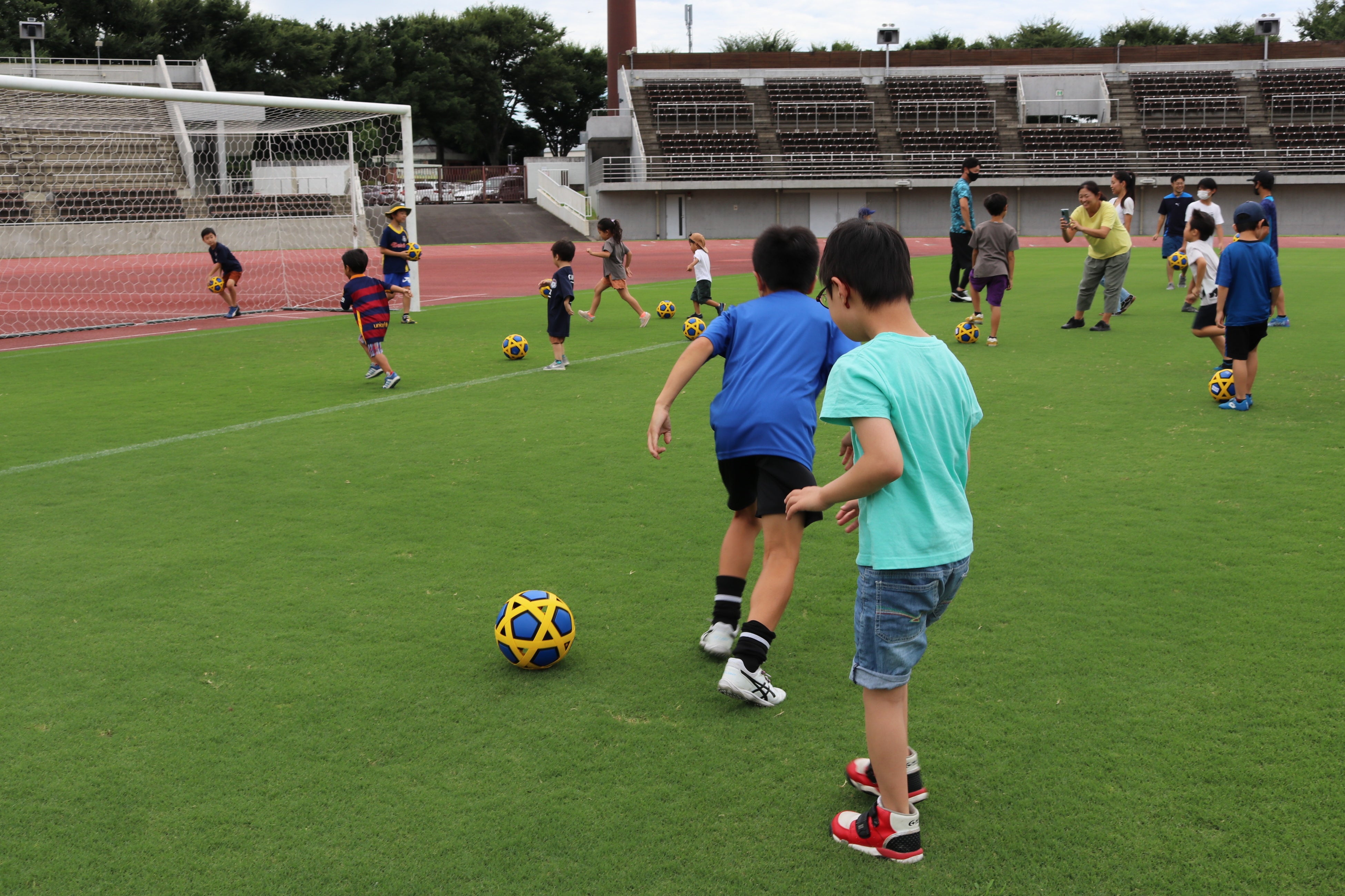寄贈品を使用したワークショップと 天然芝ピッチ体験イベント