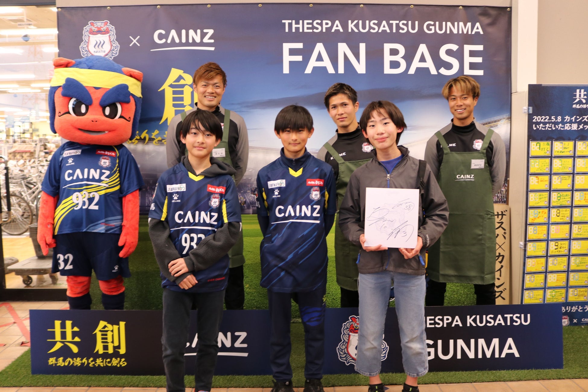 記念撮影に応じる3選手