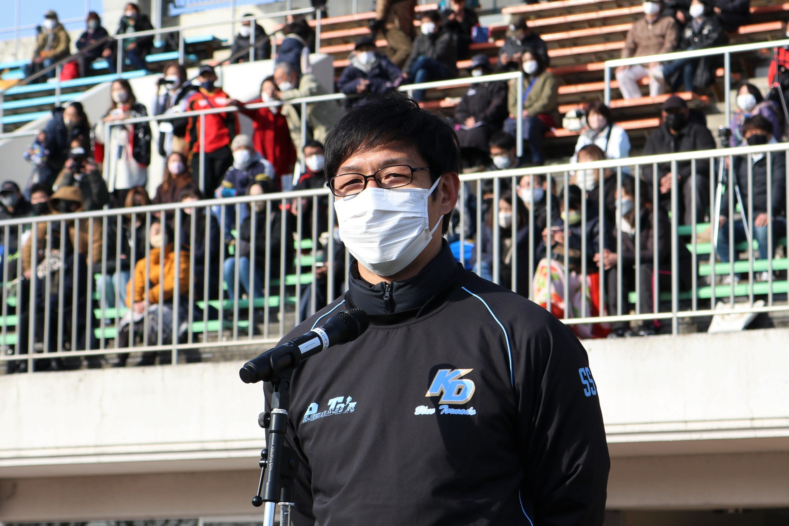 開会式で挨拶する霜村誠一さん