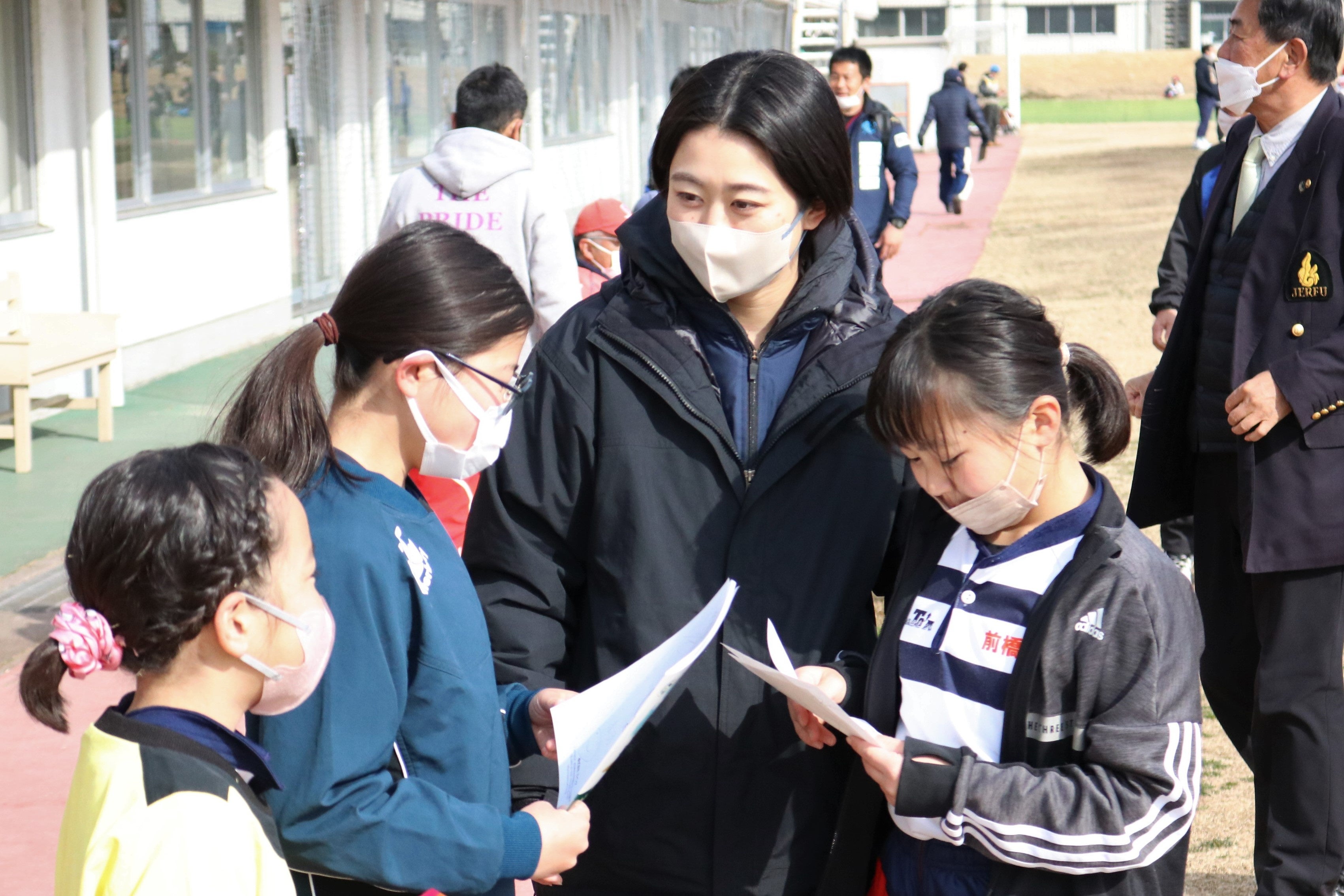 サインに応じる清水麻有さん