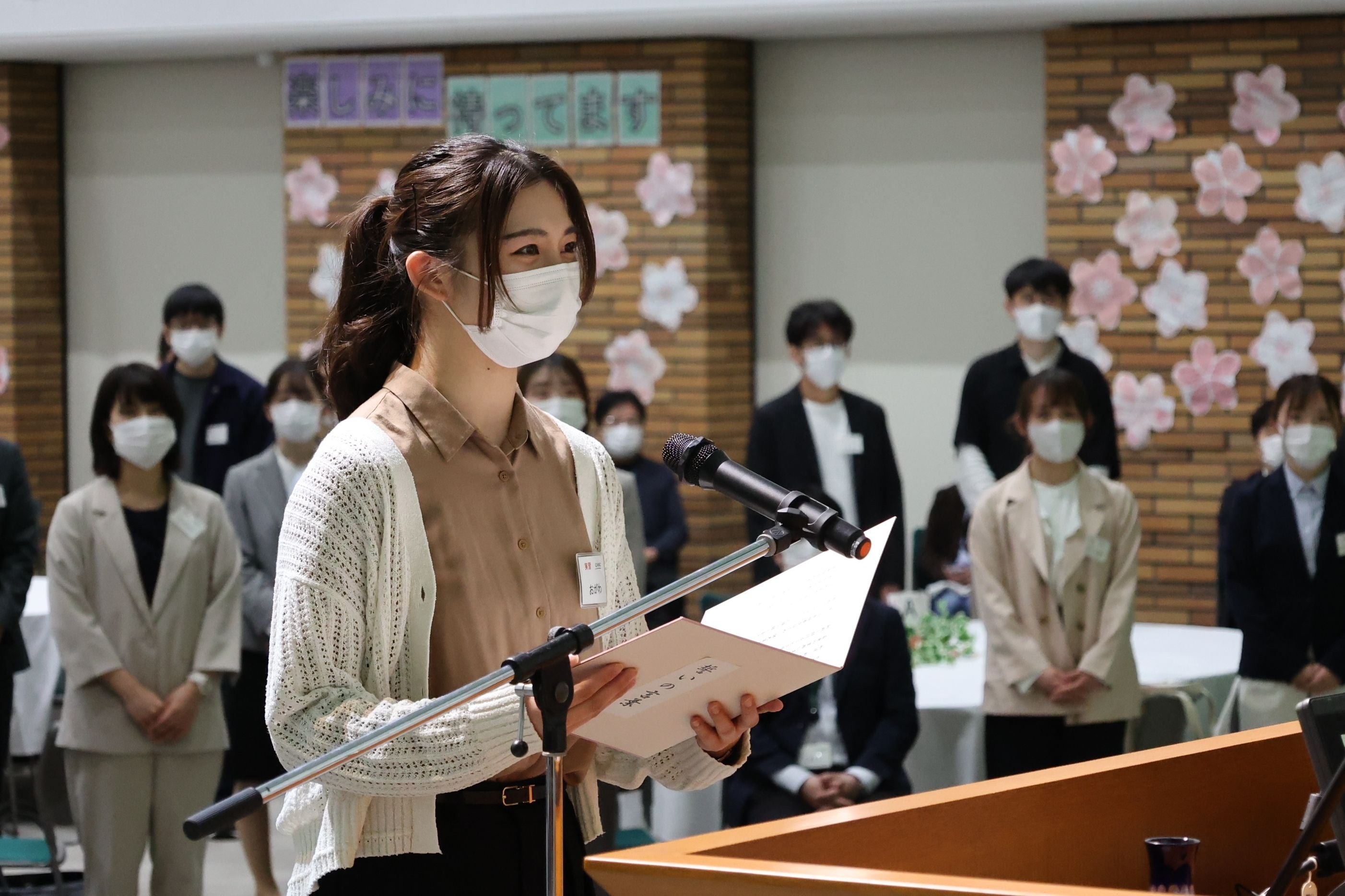 誓いの言葉を述べる新メンバーの小川 栞