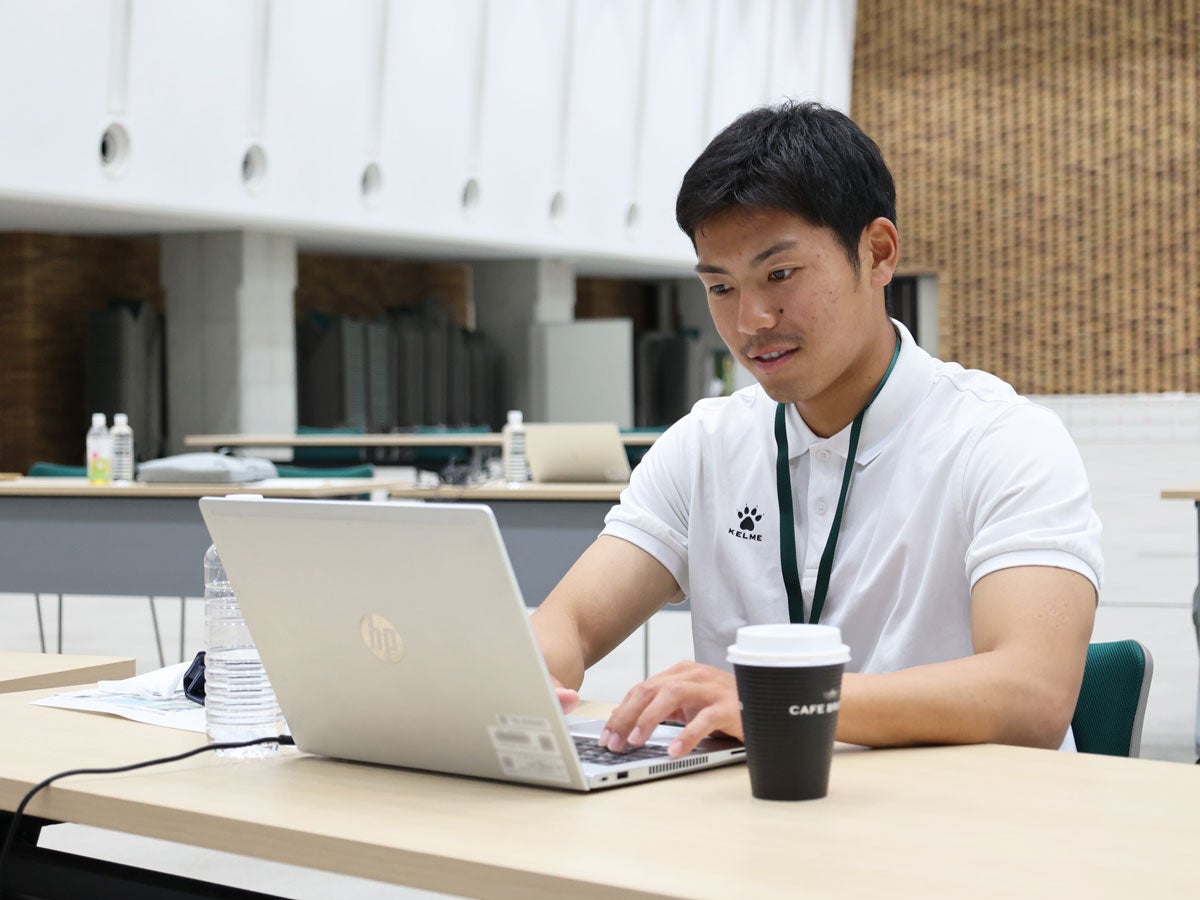 パソコンで文書作成する菊地選手