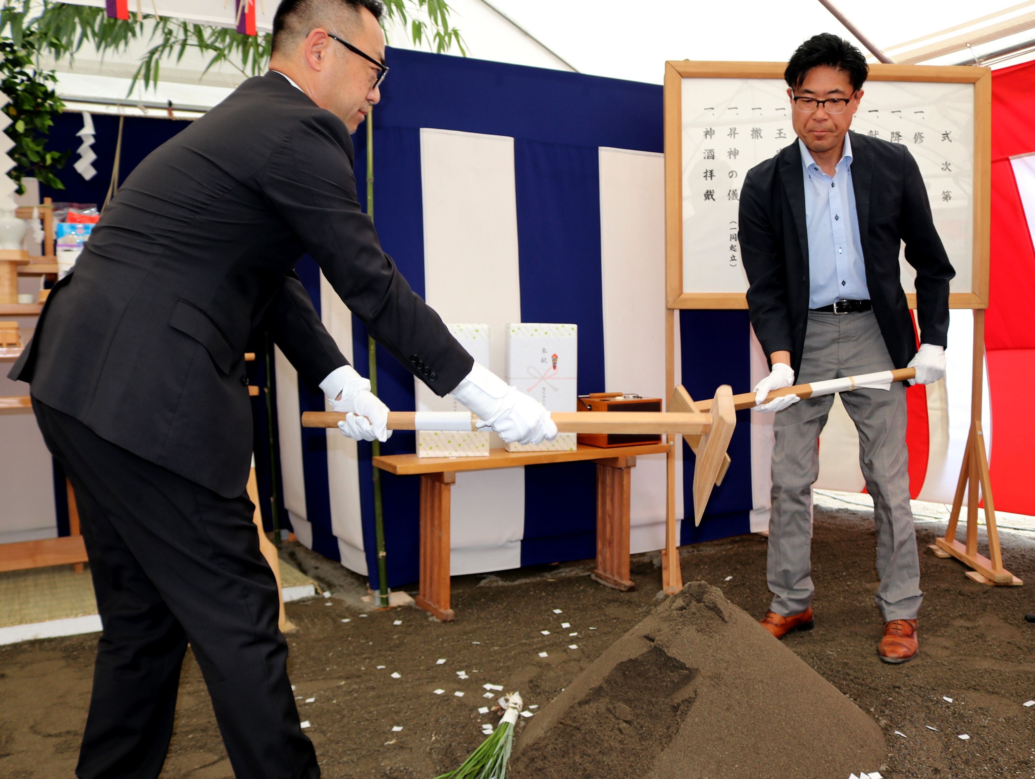 鍬入の儀を行う株式会社カインズ店舗建設部長 金子 浩季（右）と、株式会社ザスパ代表取締役社長 赤堀 洋（左）