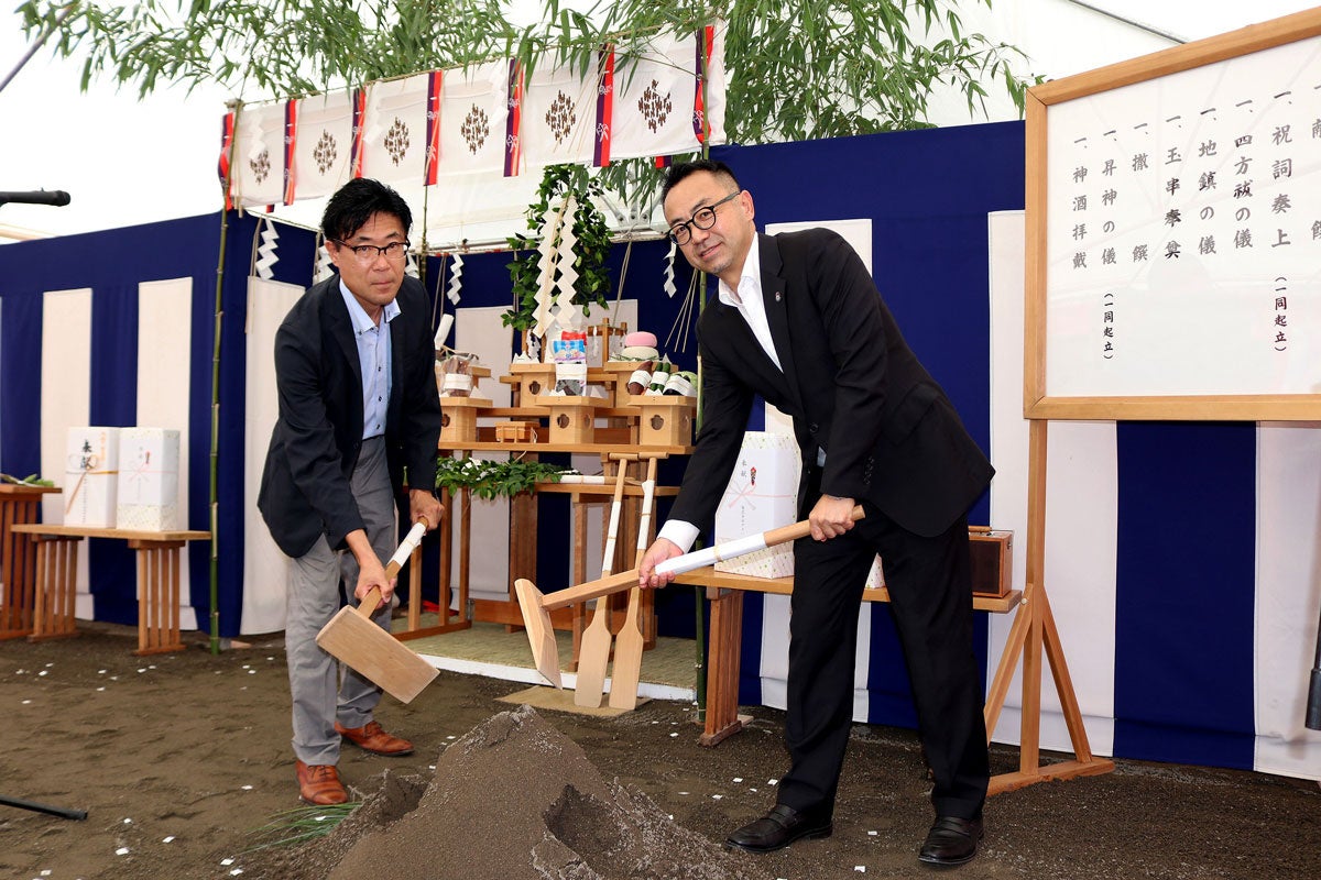 鍬入の儀を行う株式会社カインズ店舗建設部長 金子 浩季（左）と、株式会社ザスパ代表取締役社長 赤堀 洋（右）