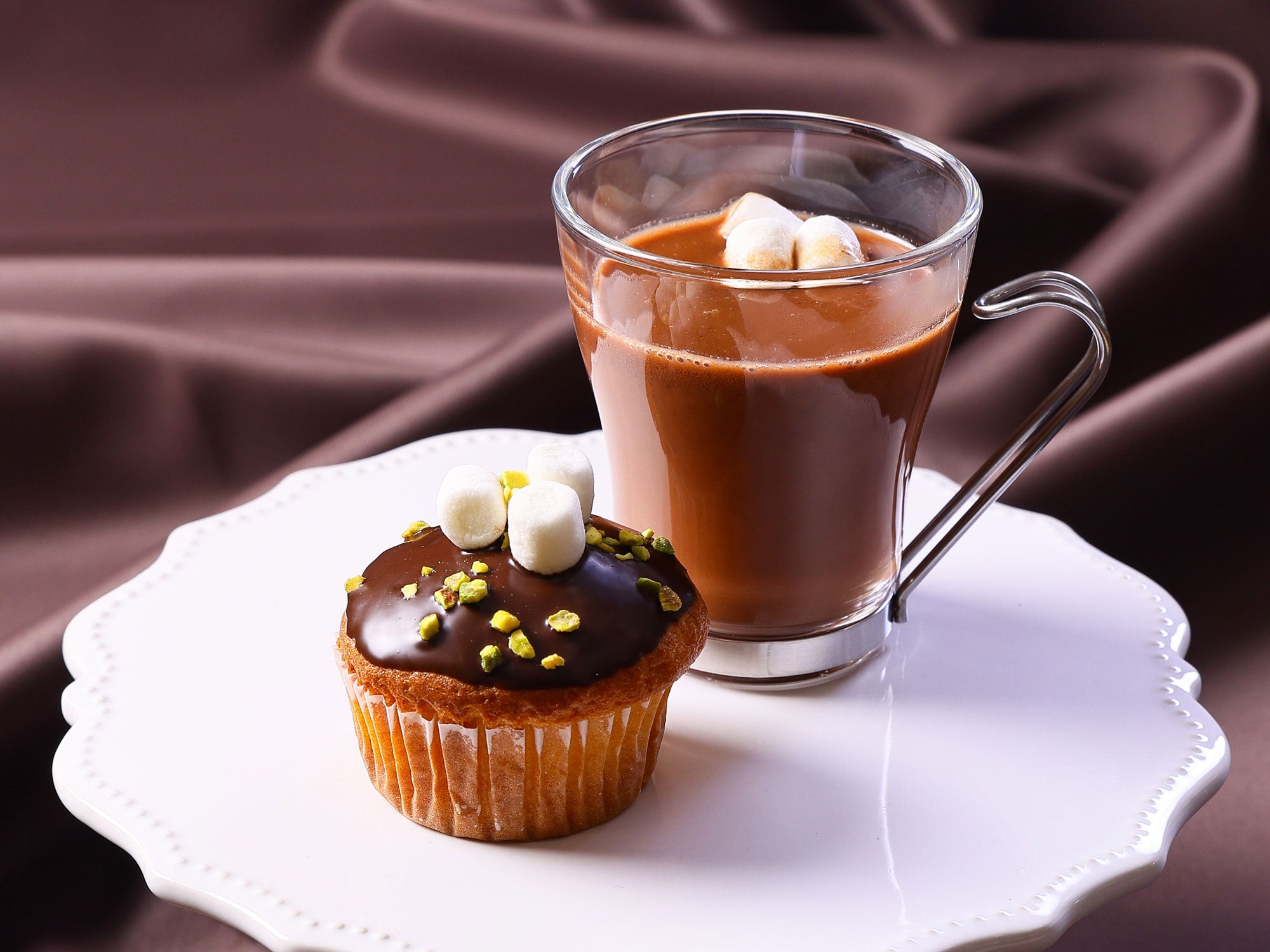 写真左：マフィン「チョコの雪どけ」、右：ドリンク「ショコラショー」※店舗では紙コップでご提供いたします。