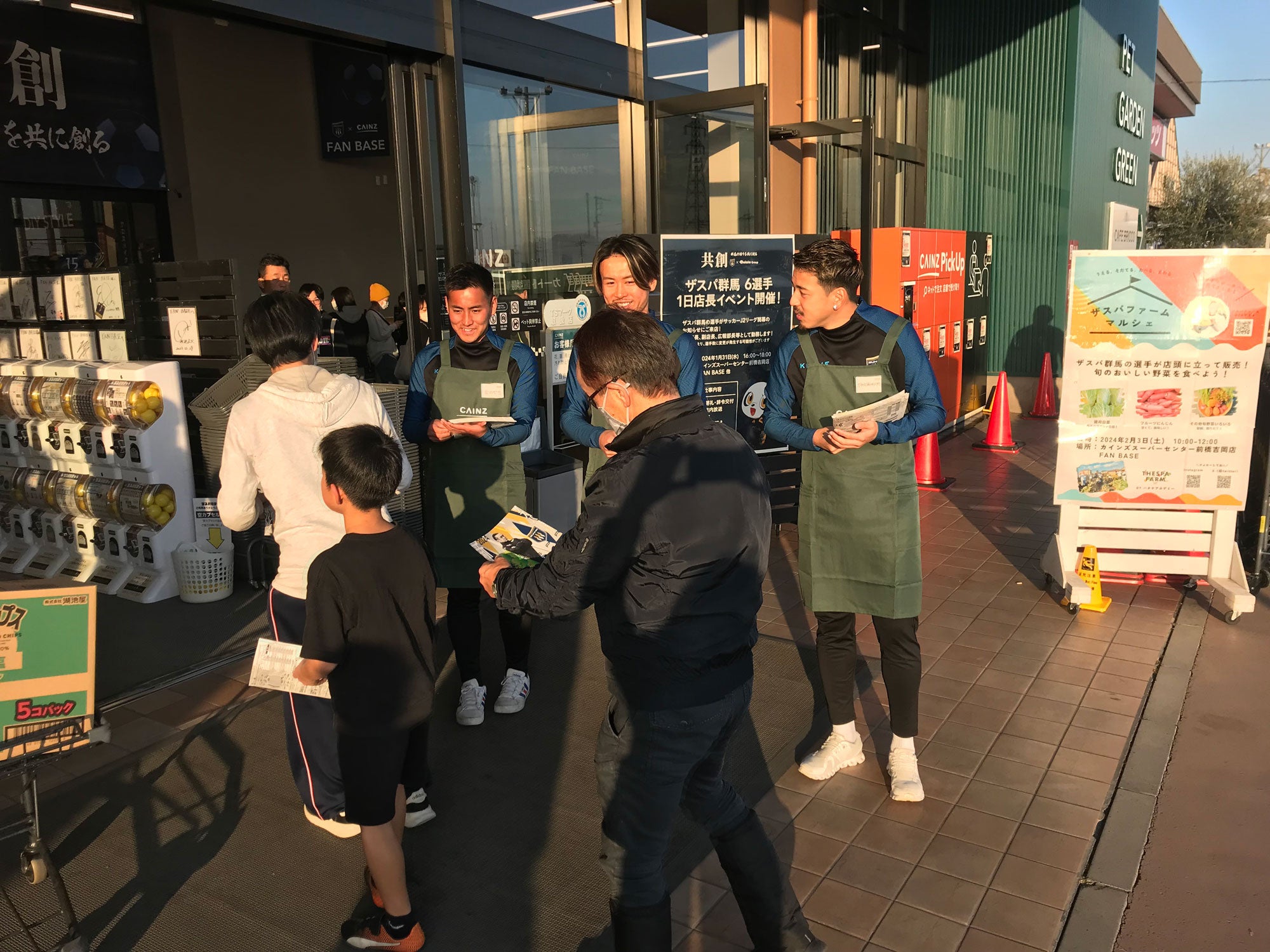 店頭入口で開幕告知チラシ配布を行う小野関選手、和田選手、髙澤選手