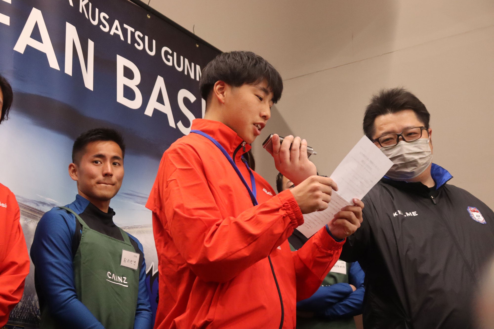 店内放送を行う永長選手