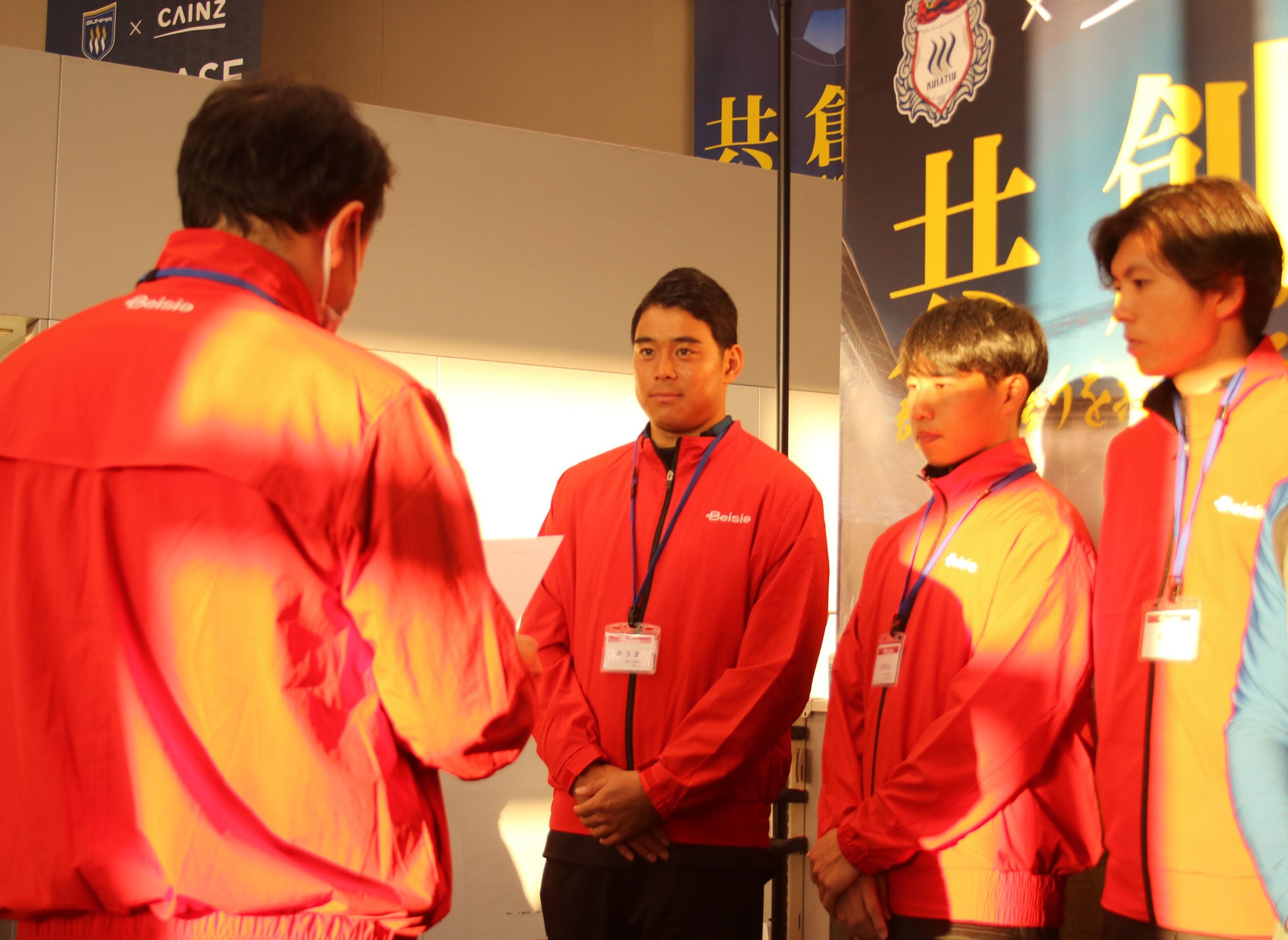 辞令交付を受ける船橋選手、永長選手、藤村選手