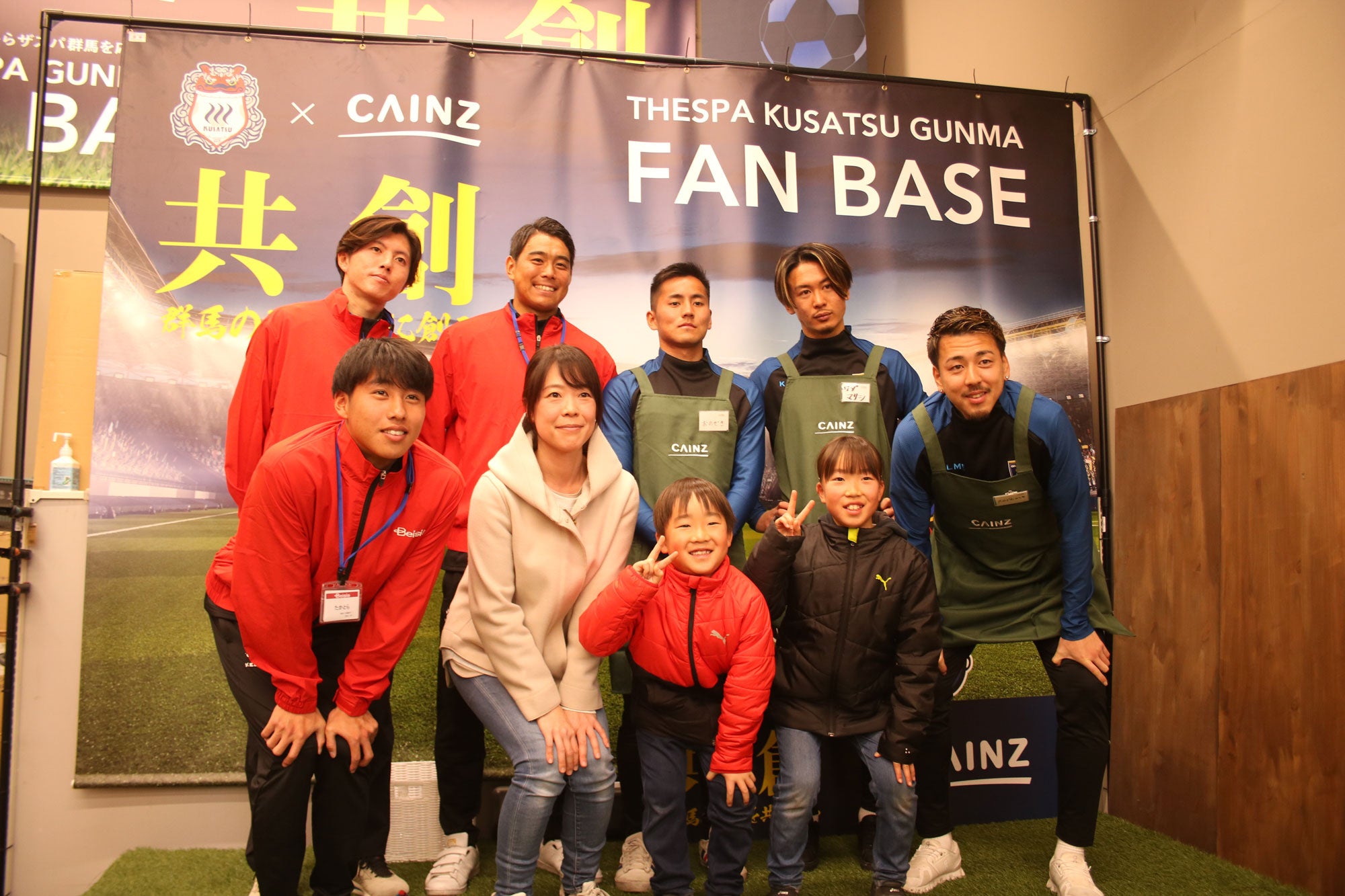 サポーターとの記念撮影に応じる6選手