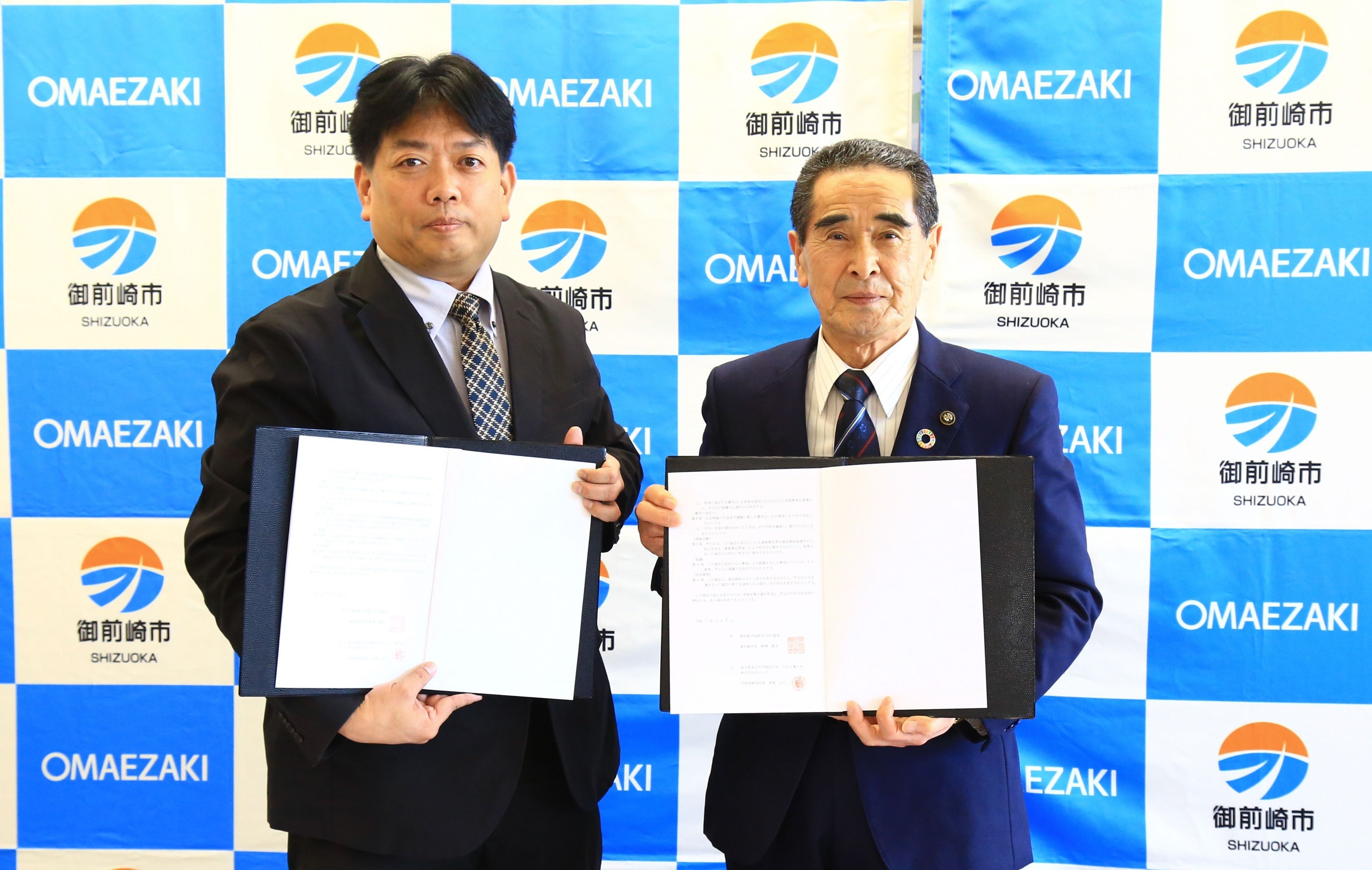 左から、カインズ開発本部 副本部長　川﨑 崇、御前崎市　栁澤 重夫 市長