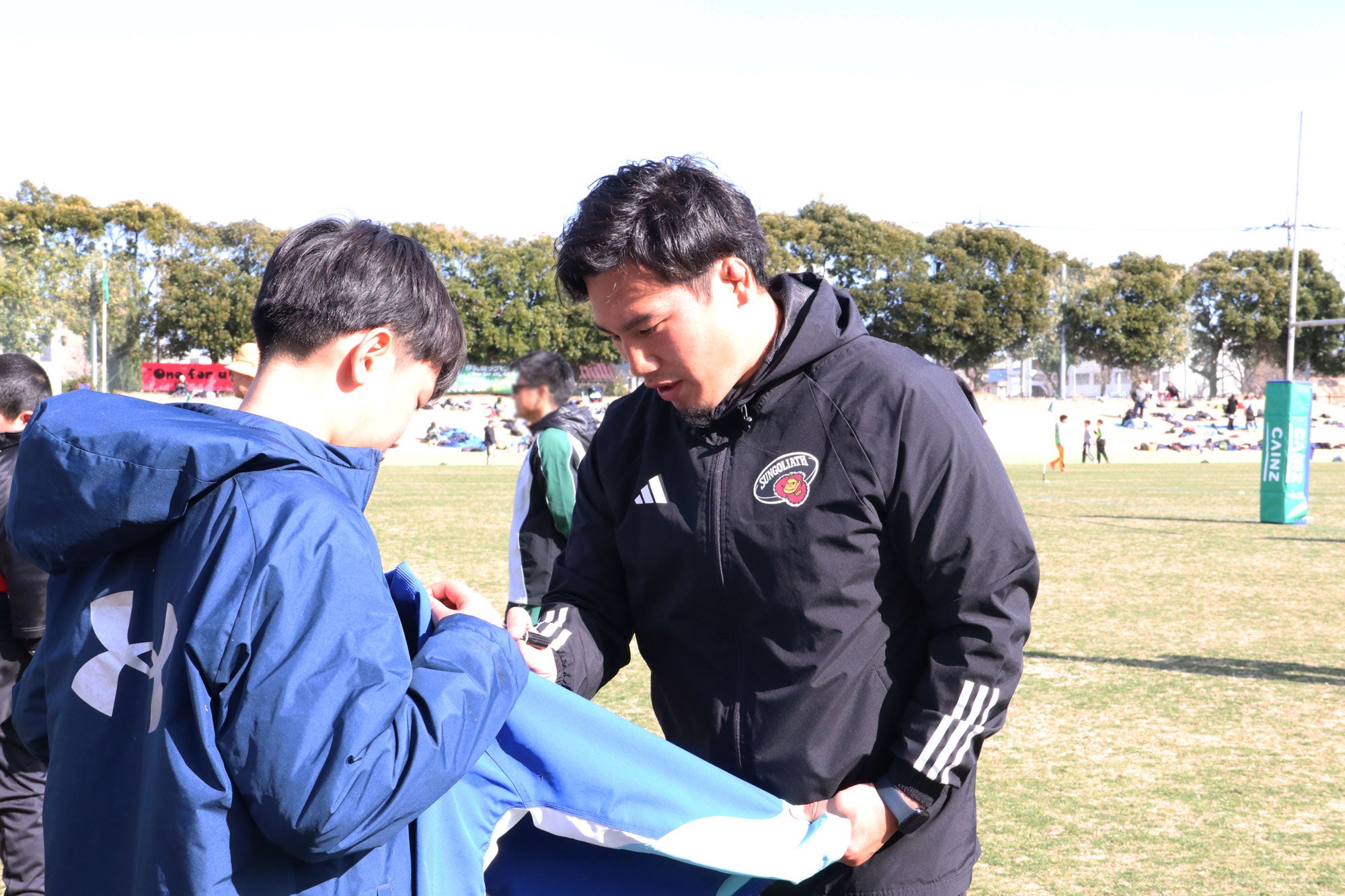 サインに応じる堀越康介さん