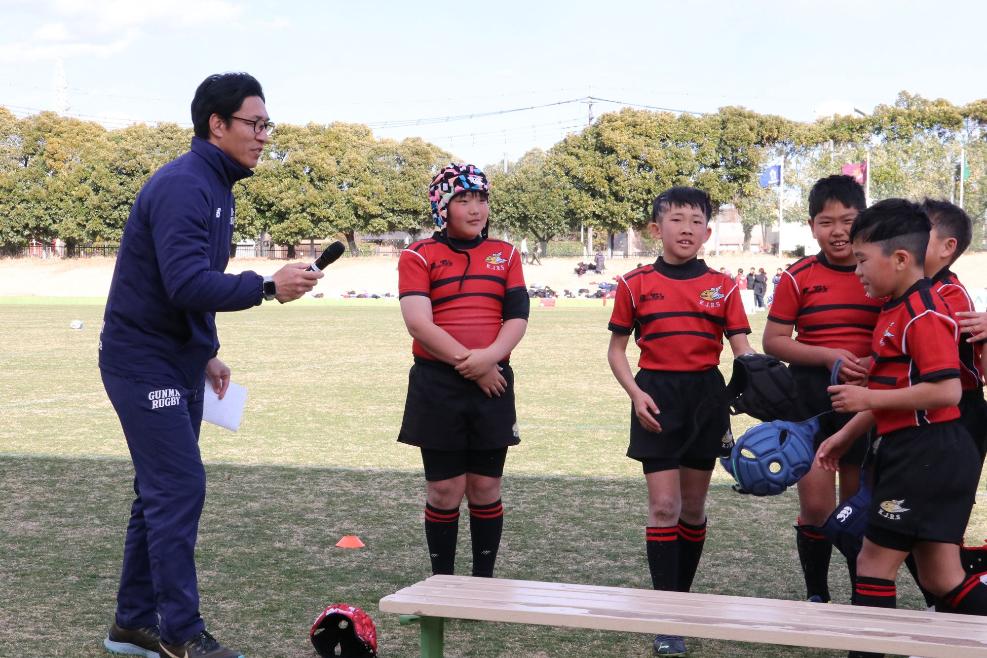 小学3、4年生の優勝チームにインタビューする霜村誠一さん