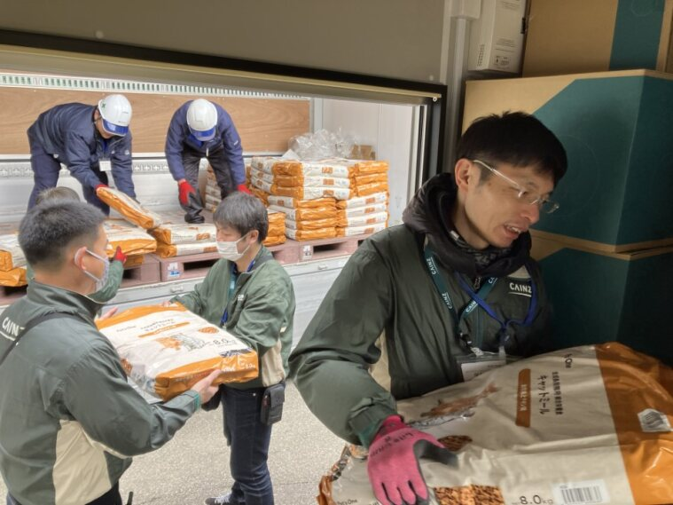 石川県珠洲市の飯田公民館で、カインズメンバー(従業員)が支援する様子