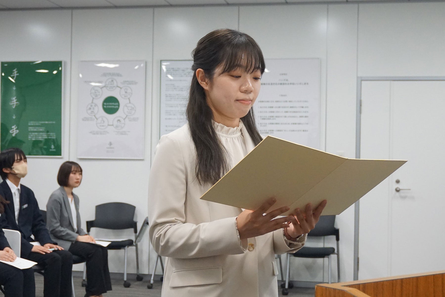 答辞を述べるハンズ新入社員