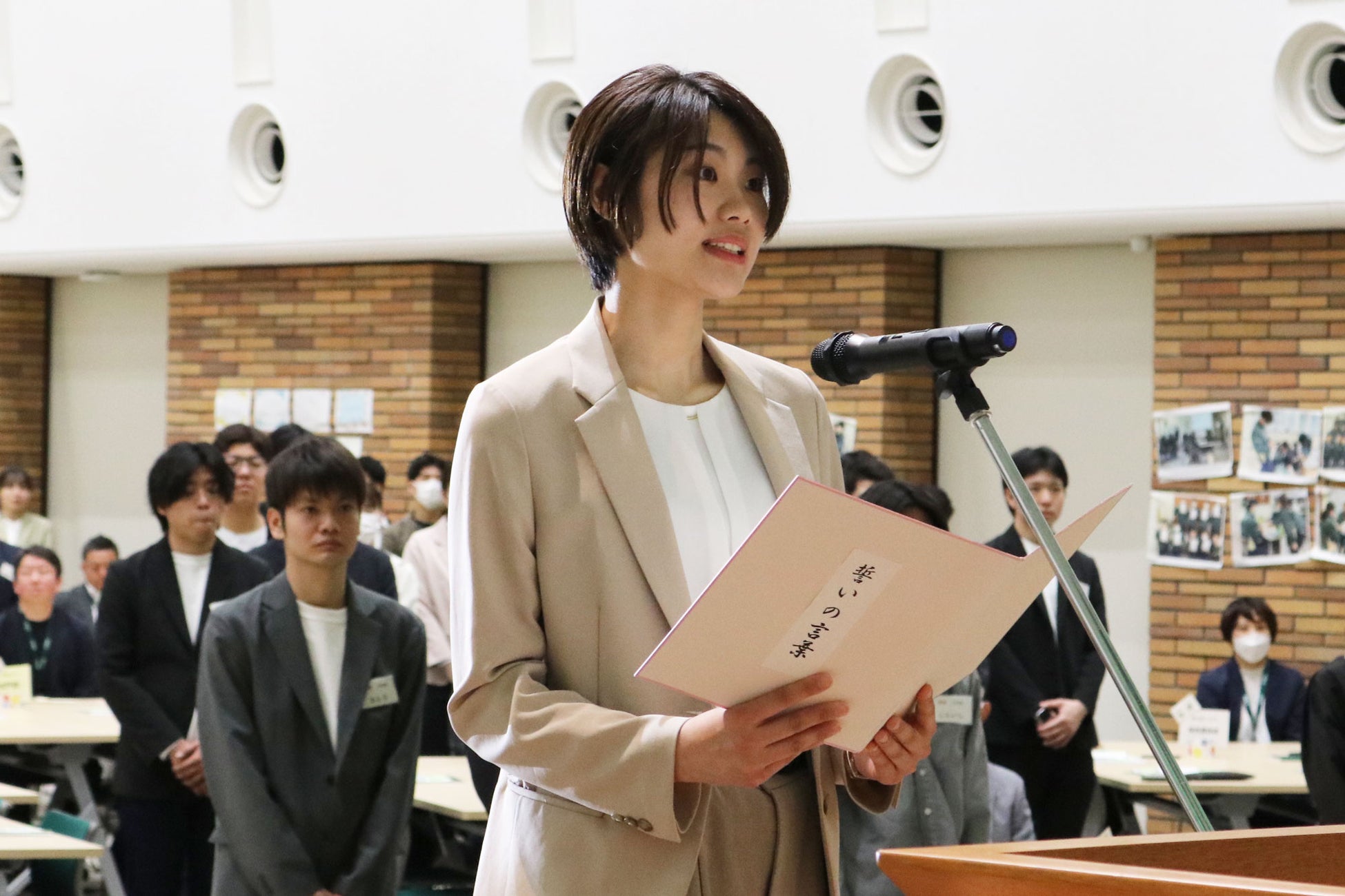 誓いの言葉を述べるカインズ新入社員