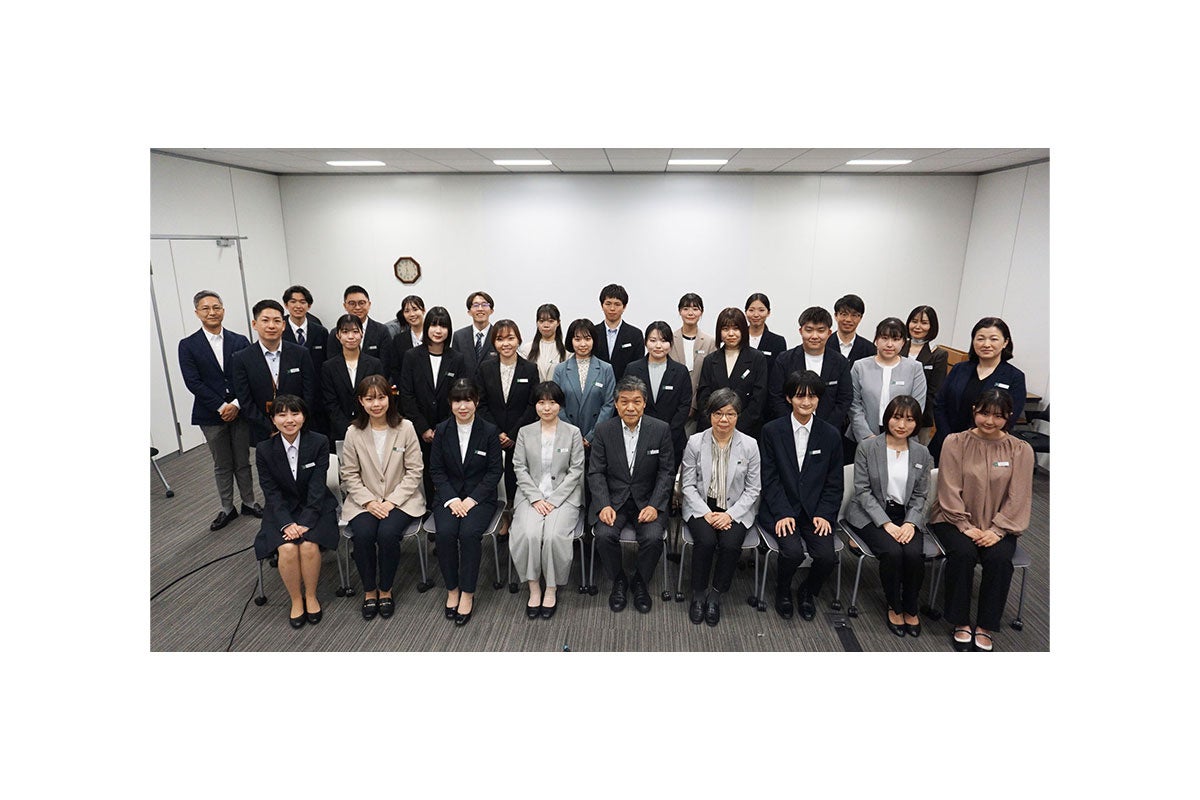 新入社員の記念撮影(上:カインズ、下:ハンズ)