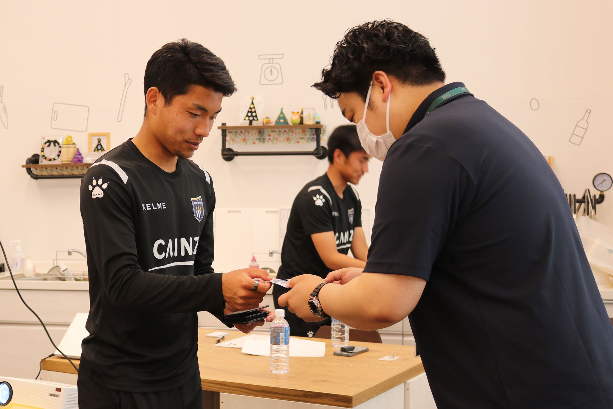 名刺交換を行う玉城選手