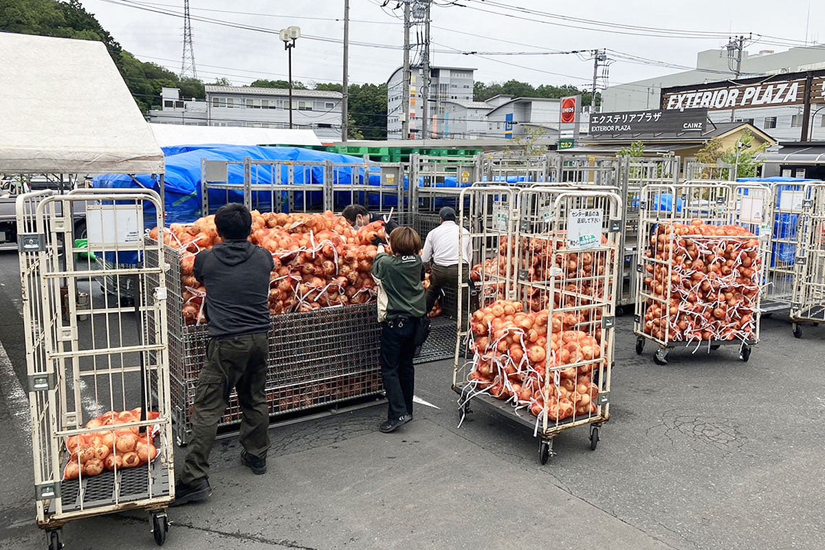 獲れたての新たまねぎをカインズ店舗に納品（過去のたまねぎ市の様子）