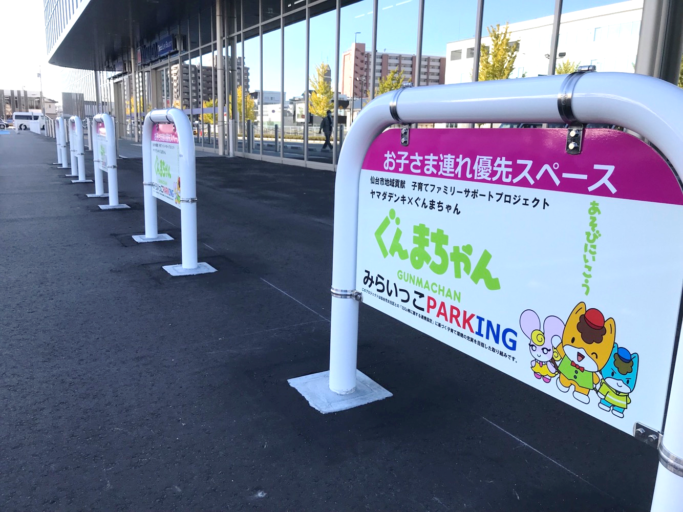 店舗入口前の駐車場：近隣の「あすと長町中央公園」をご利用の際にもご利用いただけます。