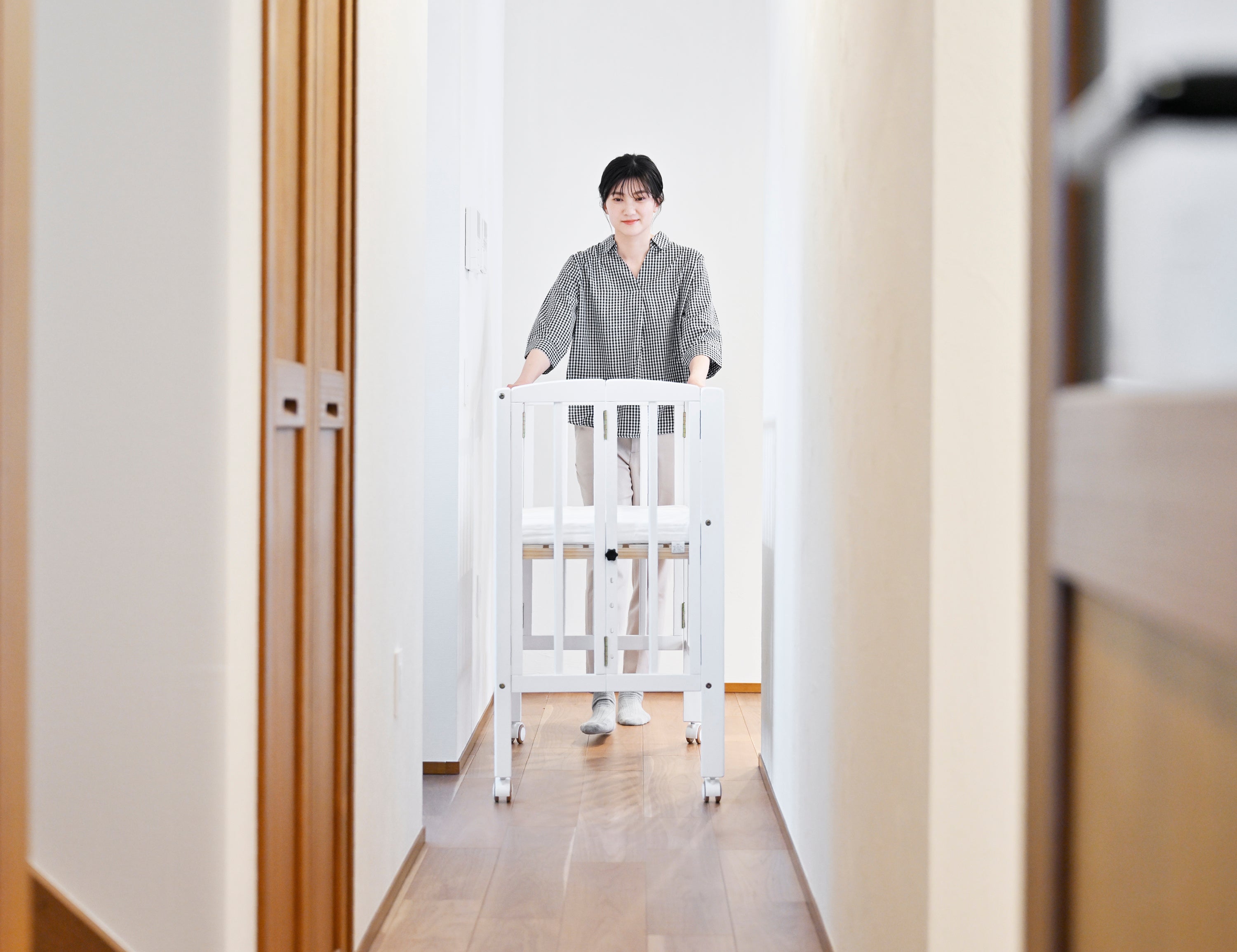 家の中を寝かせたままの赤ちゃんと一緒に移動ができるリトル