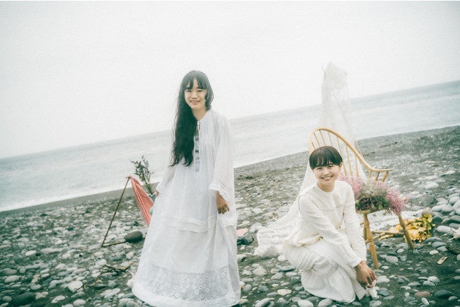 me and you（左から野村由芽・竹中万季）