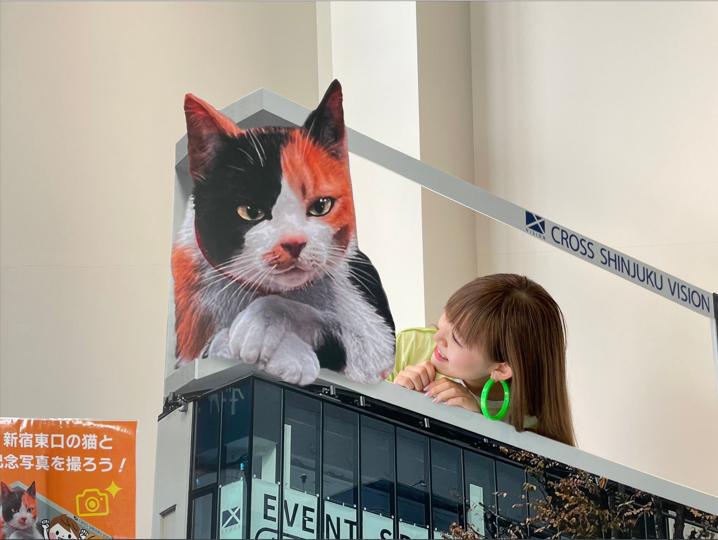 現地に展示される顔出しパネル（写真は、「新宿東口の猫」１周年記念イベント当時のもの）